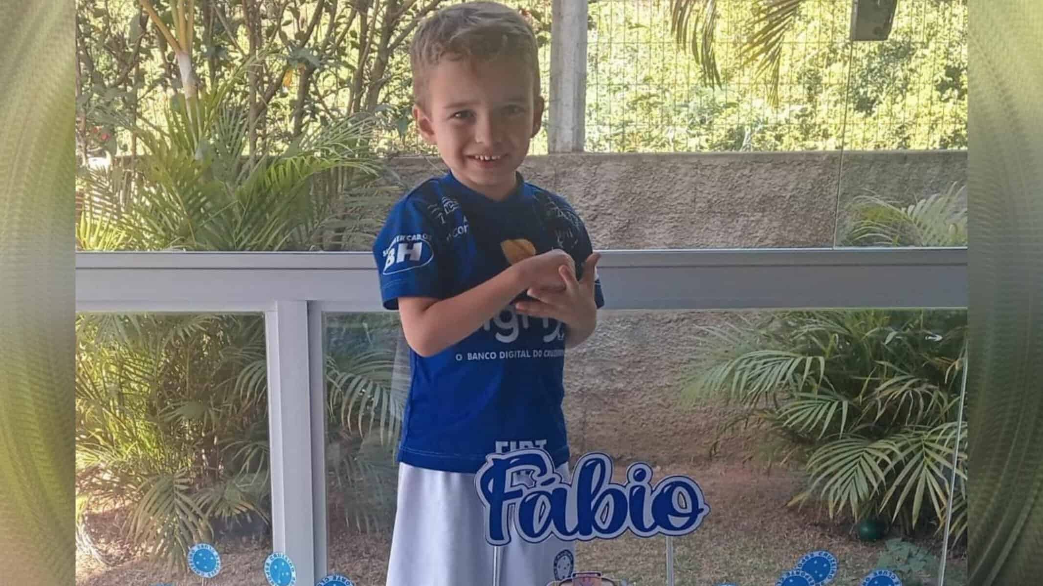 Picsart_22-07-29_15-58-06-859 A criança, que mora no bairro Vila das Flores com os pais e a irmã de 12 anos, teve o seu nome escolhido em homenagem ao ex-goleiro do time celeste Fábio — Foto: Arquivo Pessoal