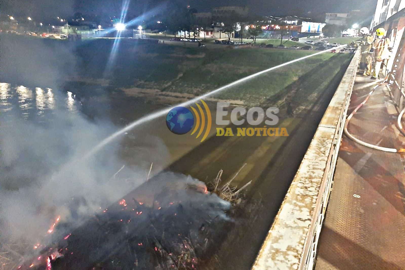 O Corpo de Bombeiros Militar foi acionado para debelar fogo na Ponte Juscelino  Kubitschek. Foto: James Silva do ecos da notícia