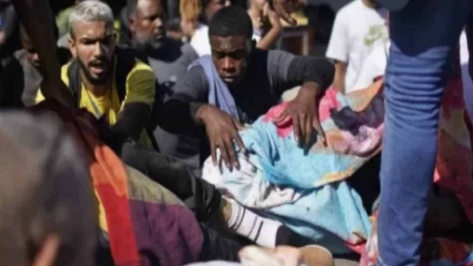 WhatsApp Image 2022-07-23 at 19.01.32 Moradores do Complexo do Alemão carregam o cadáver de um homem morto durante uma batida policial no Rio de Janeiro, Brasil, em 21 de julho de 2022. – Pelo menos quatro pessoas morreram nesta quinta-feira durante uma nova operação policial contra o crime organizado em uma favela no Rio de Janeiro, informaram a polícia e a mídia local. – (crédito: MAURO PIMENTEL / AFP).