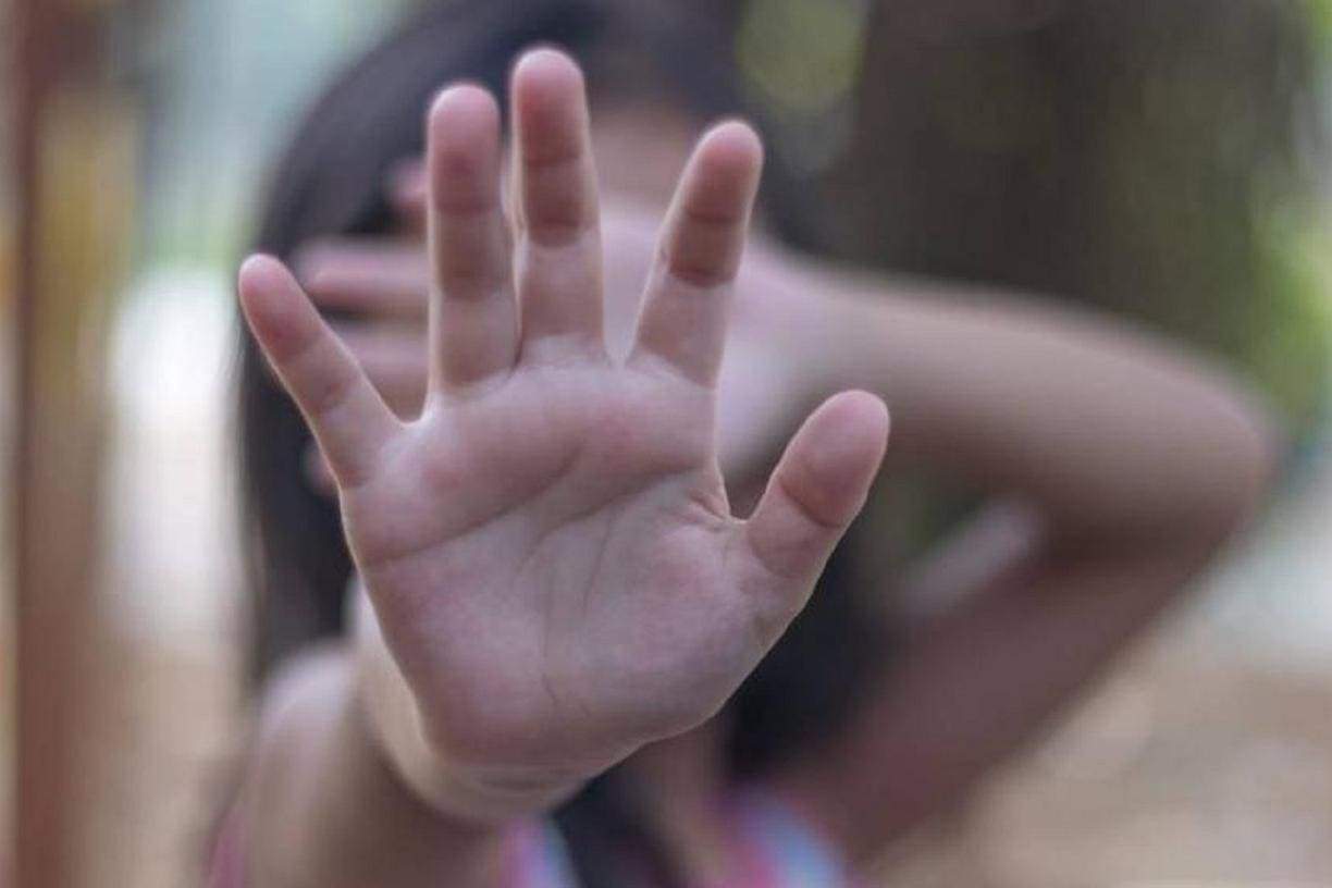 abuso criança Vítima pediu ajuda para um amigo, que procurou os pais da menina para contar os crimes sofridos por ela — Foto: Reprodução / Shutterstock
