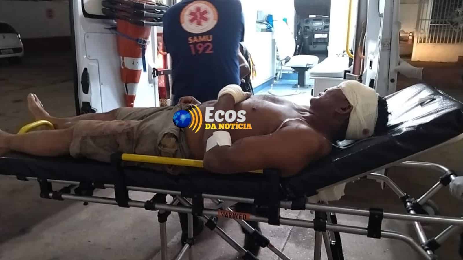 Homem foi atingido por quatro terçadadas na noite deste domingo