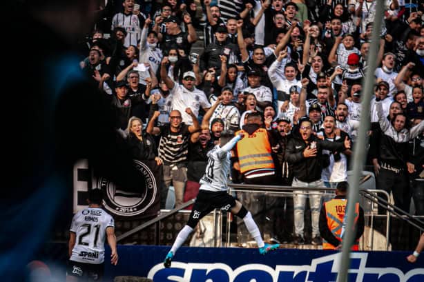 torcida-do-corinthians-aprovou-atuacao-do-q6 Jogador do Corinthians comemorando com a torcida da Fiel. Foto: Arquivo retirada da Internet.