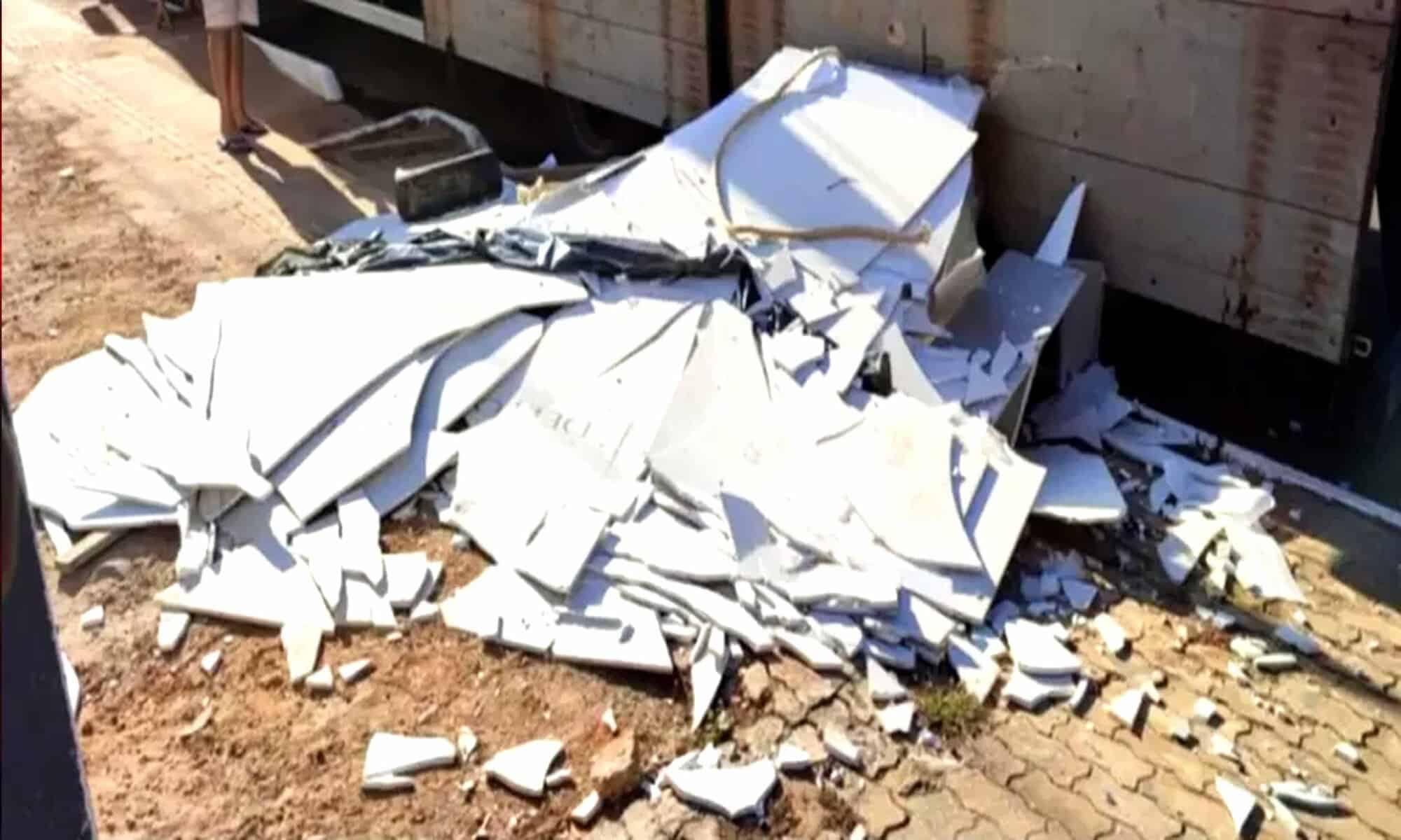 03 Placas de mármore caem por cima de trabalhadores em Vilhena, RO — Foto: Reprodução