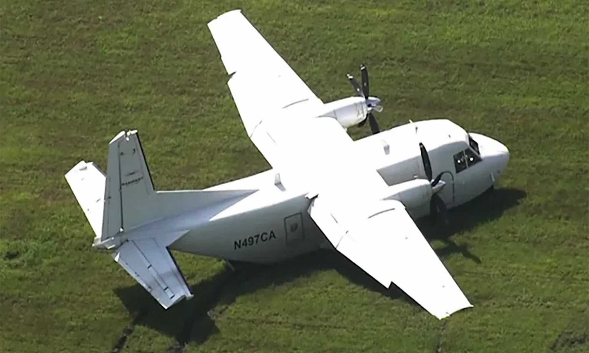 Avião pousou na grama do Aeroporto Internacional Raleigh-Durham, na Carolina do Norte (EUA)
WRAL/CNN