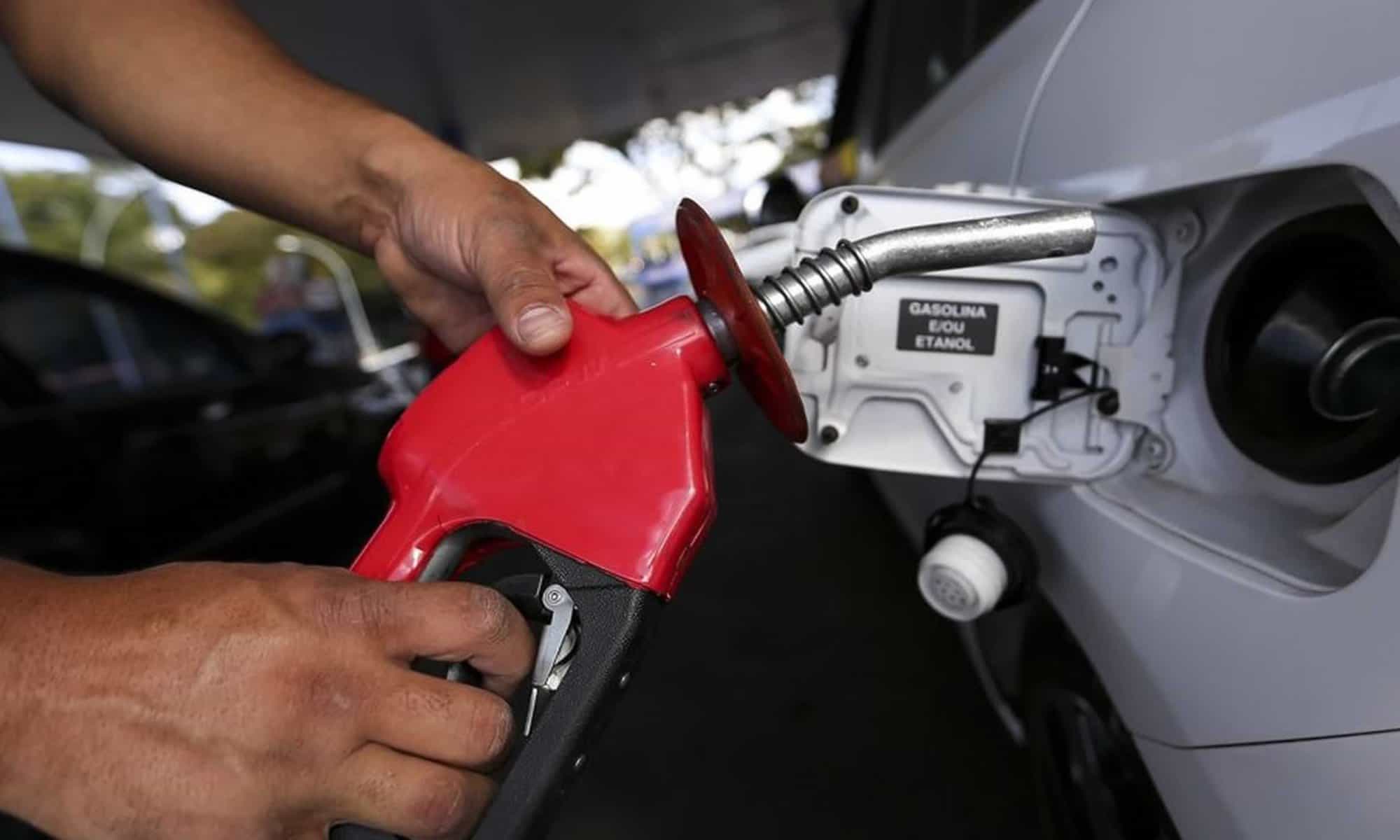 04 Em junho de 2021, a média mensal do litro da gasolina comum era de R$ 5,68. Foto: Reprodução