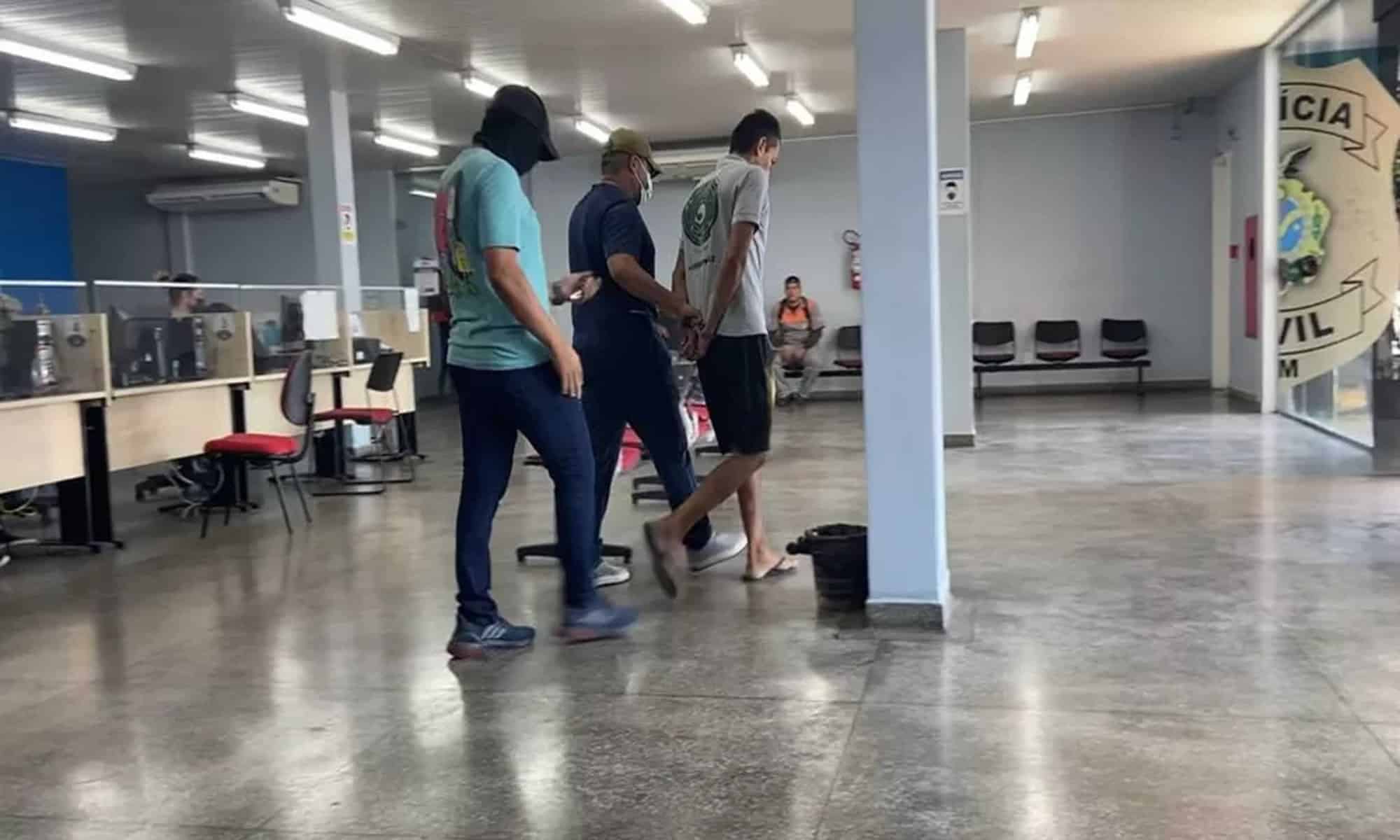 05 Suspeito foi preso na sede da DEHS. — Foto: g1 AM