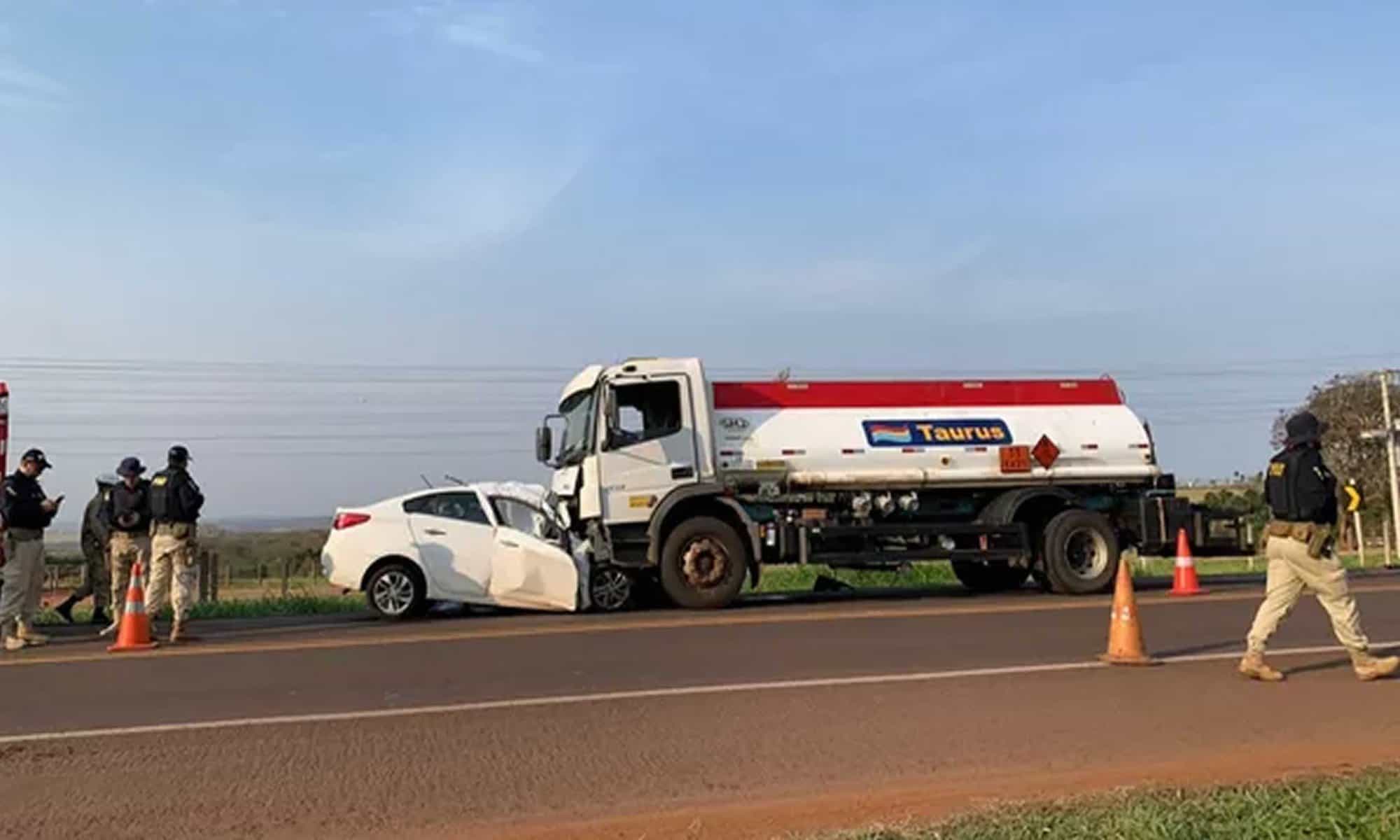Veículos colidiram de frente. — Foto: LorenaSegala/TVMorena