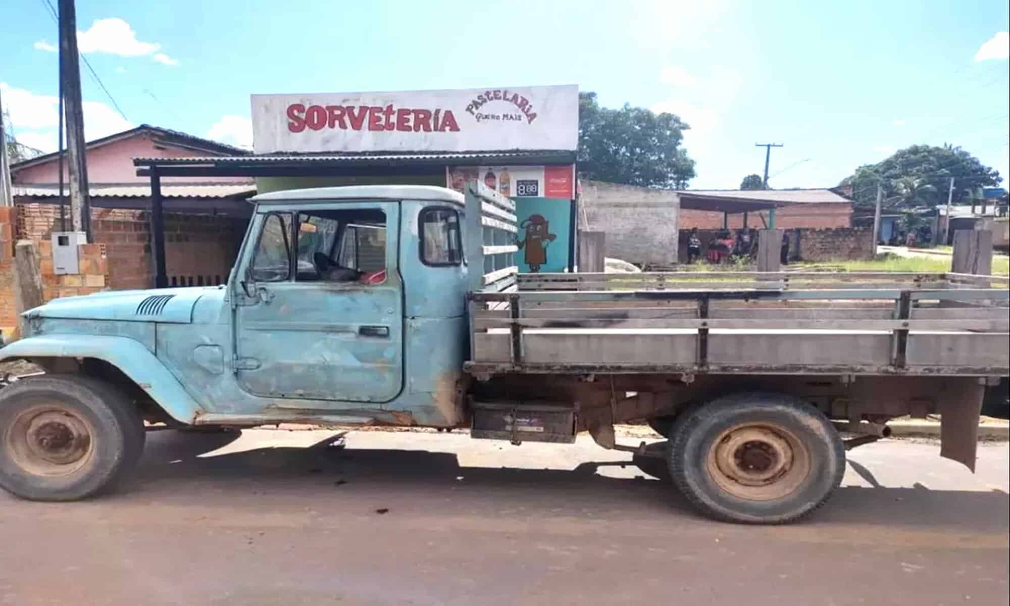 Duas vítimas foram encontradas dentro de uma caminhonete. — Foto: Reprodução/Instagram/noticias24hrr