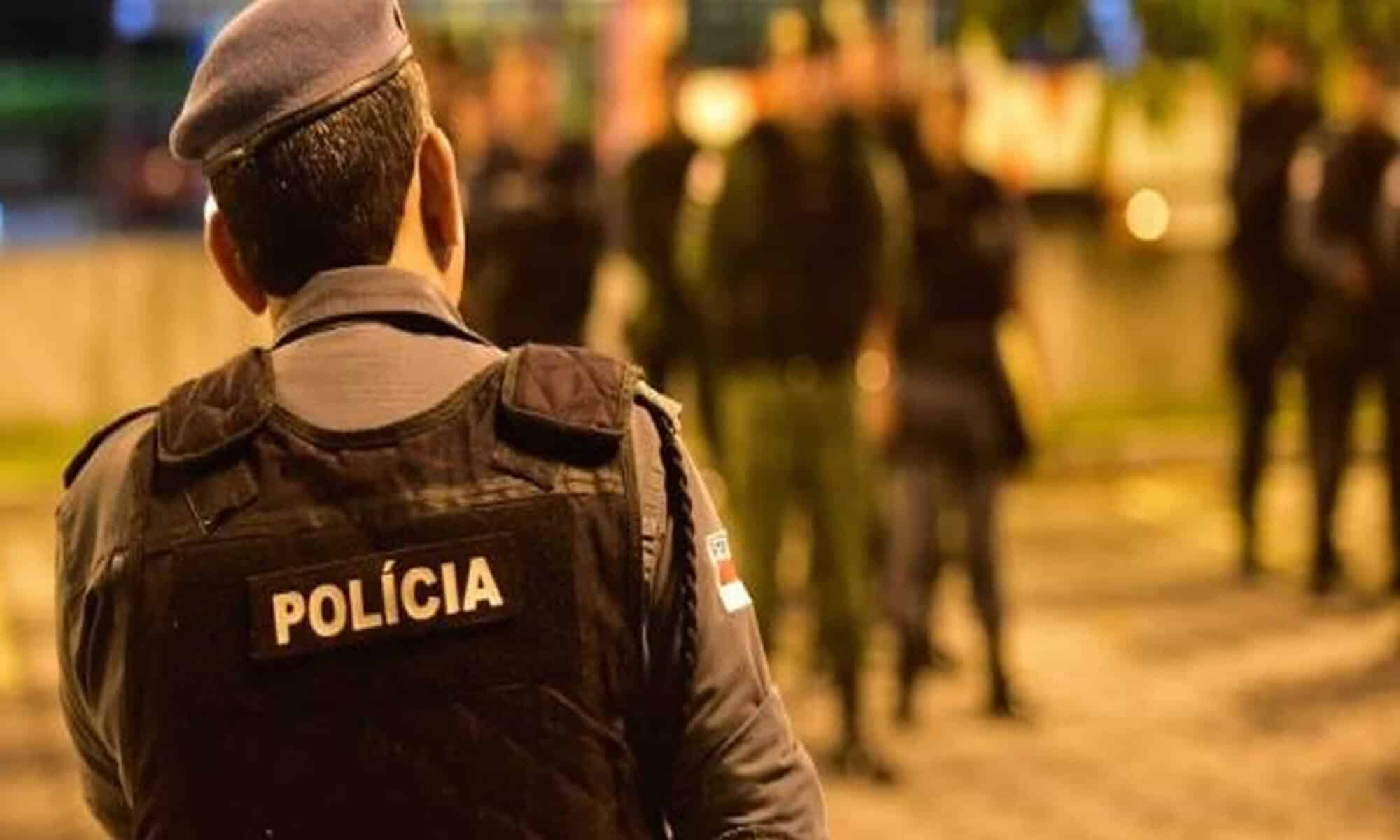 07 O momento que o acusado de estupro é retirado do xadrez da viatura e levado para dentro da unidade policial