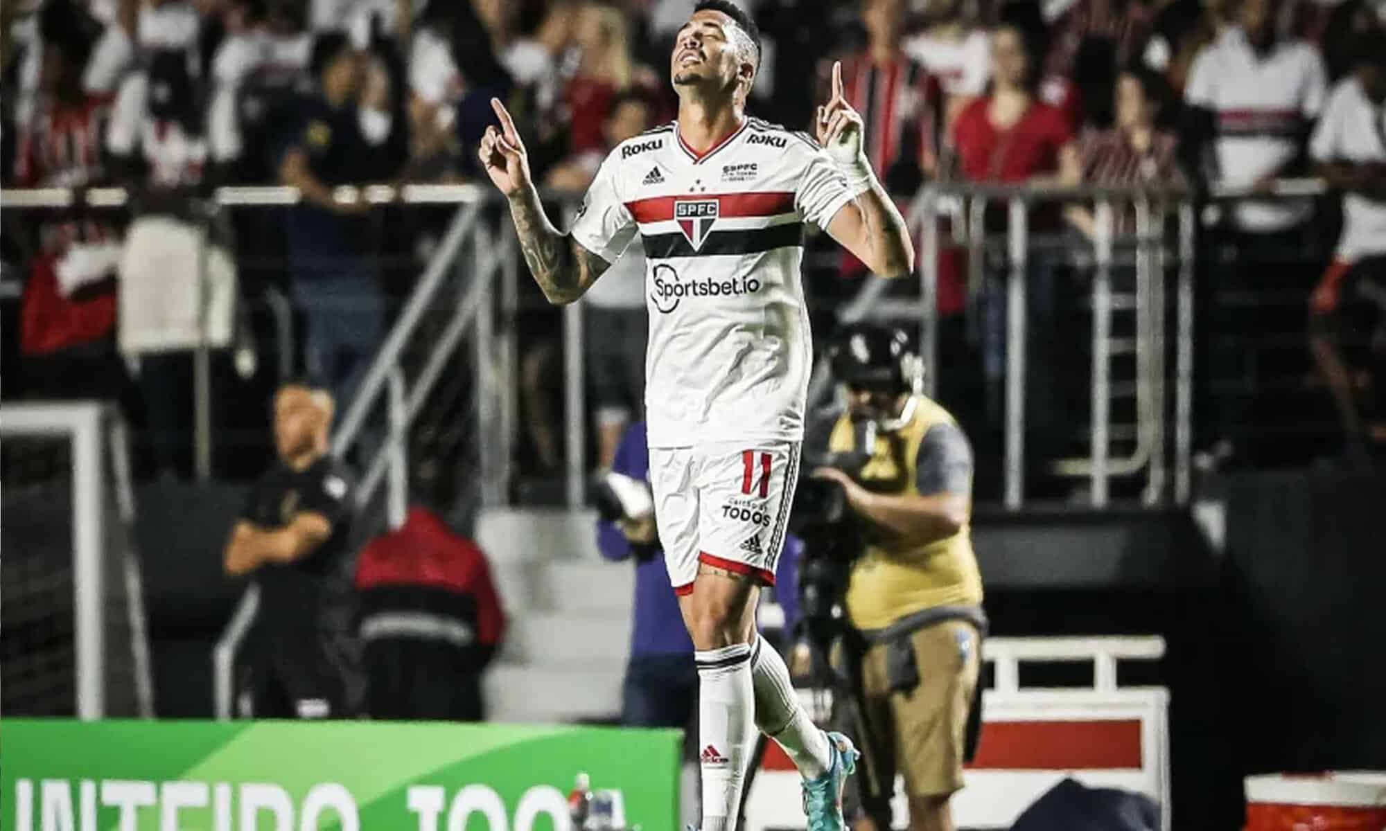08 Luciano, do São Paulo, comemora após marcar gol na partida entre São Paulo e América-MG válida pelas quartas de final da Copa do Brasil
ANDRÉ PERA/PERA PHOTO PRESS/ESTADÃO CONTEÚDO