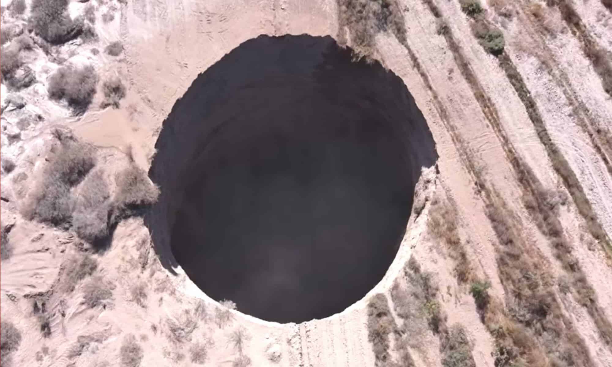 08 Autoridades da região do Atacama ativaram protocolos de segurança diante de um gigantesco sumidouro que apareceu nas proximidades da Mina Alcaparros, em Tierra Amarilla
Divulgação Cristóbal Zúñiga Alcade