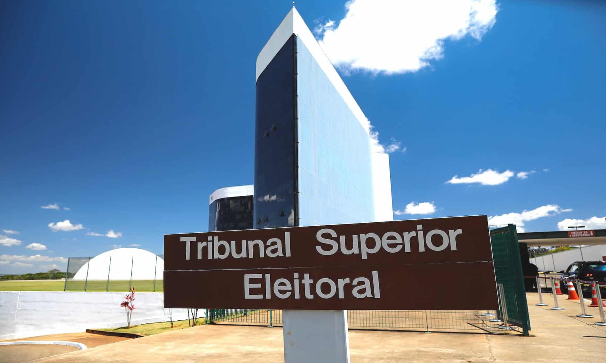 12 o presidente do TSE, ministro Edson Fachin, tirou o coronel do Exército Ricardo Sant'Anna da Comissão de Fiscalização do Sistema Eletrônico de Votação por conta da divulgação que ele fez, nas redes sociais, de mentiras sobre as as urnas eletrônicas. Foto: reprodução