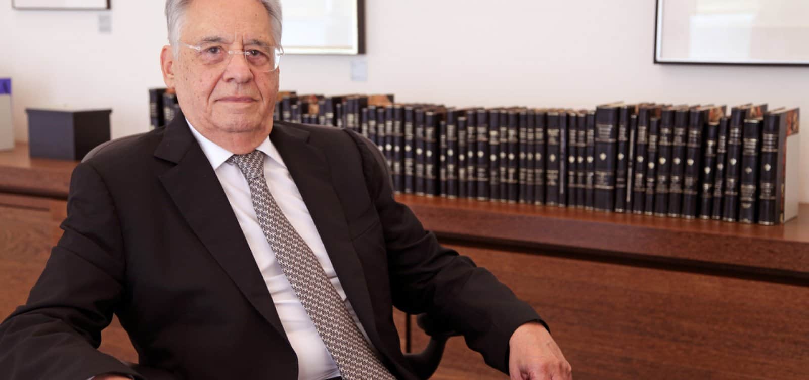 126998,fernando-henrique-cardoso-assina-carta-pela-democracia-3 (1)