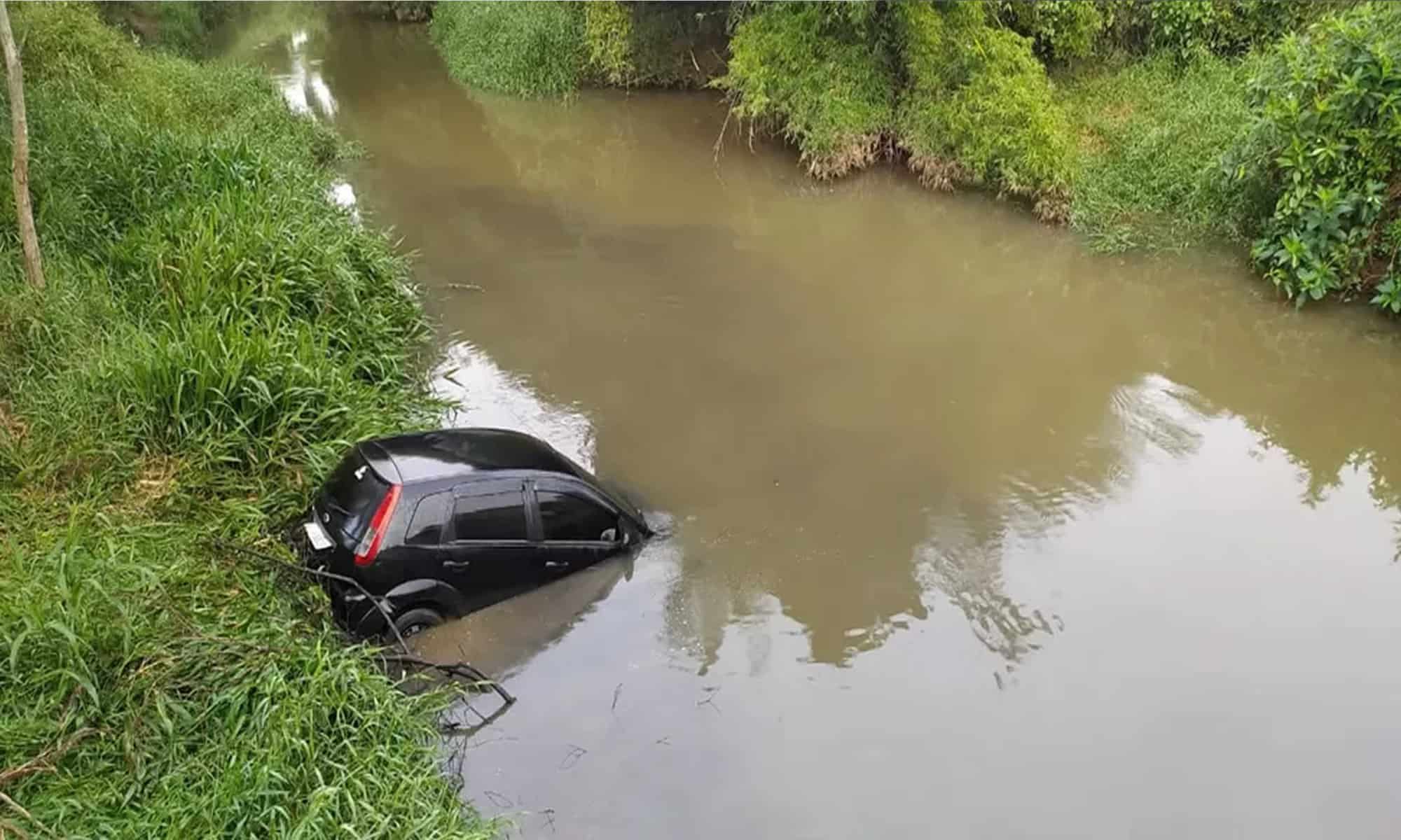 O carro em que ela estava caiu em um rio. A vítima tinha 31 anos e sofreu lesões graves na cabeça e no tórax. Imagem ilustrativa