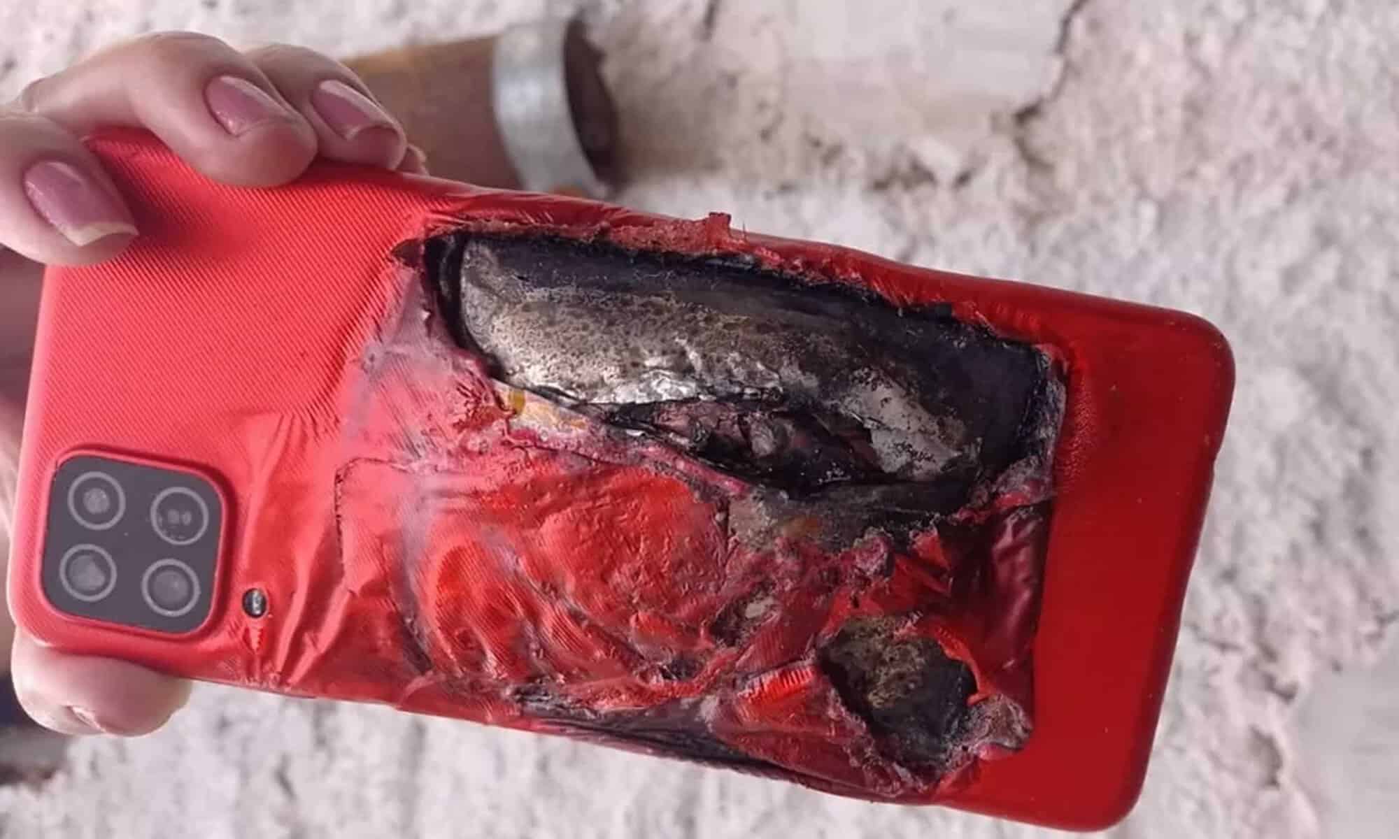 14 Aparelho começou a soltar fumaça e depois explodiu próximo a criança que o manuseava — Foto: Arquivo pessoal