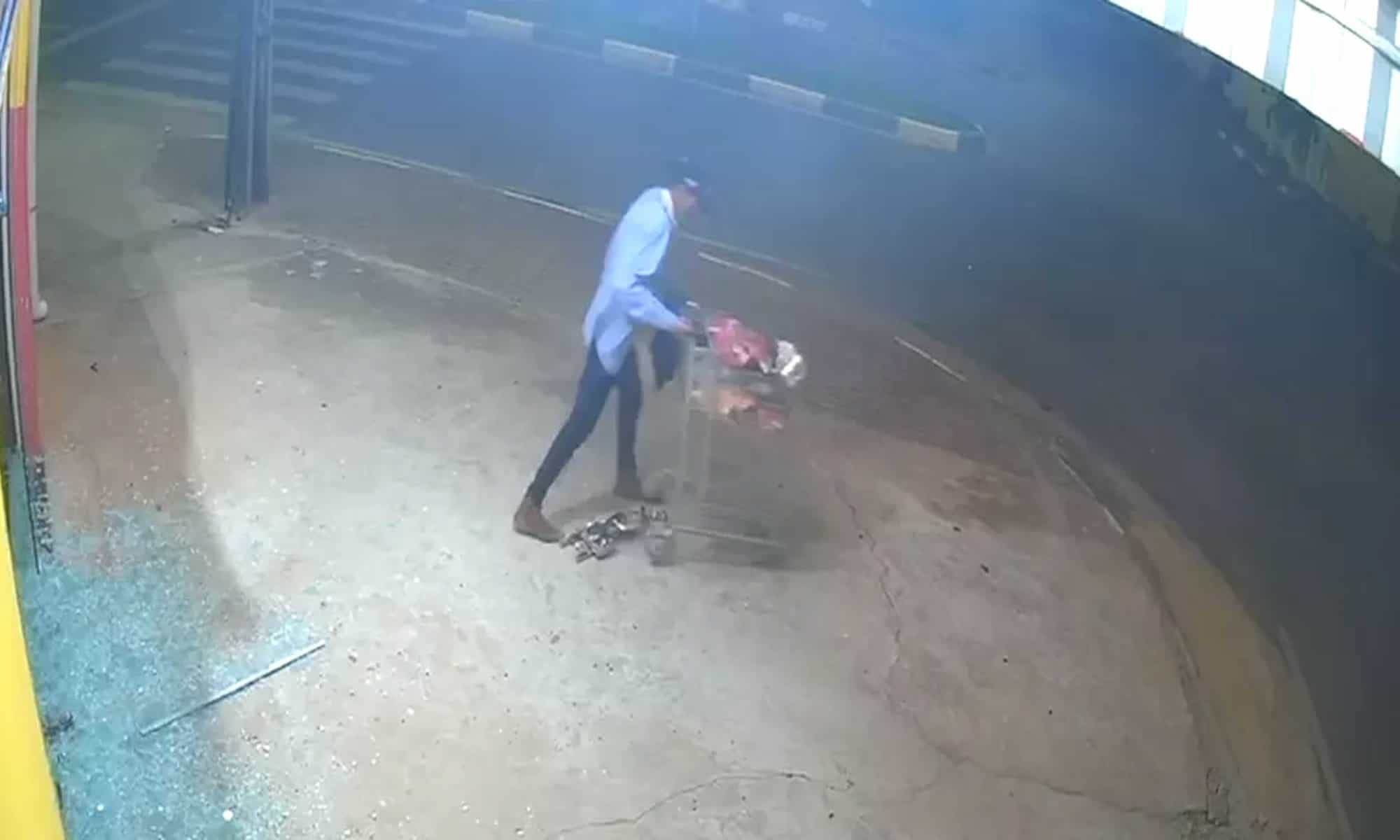 14 Homem saiu com carrinho do local — Foto: Reprodução