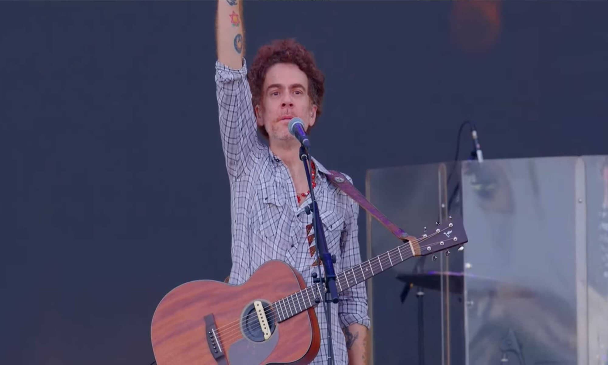 16 Ao abrir o show, o cantor se posicionou contra o presidente Jair Bolsonaro (PL). Foto: reprodução