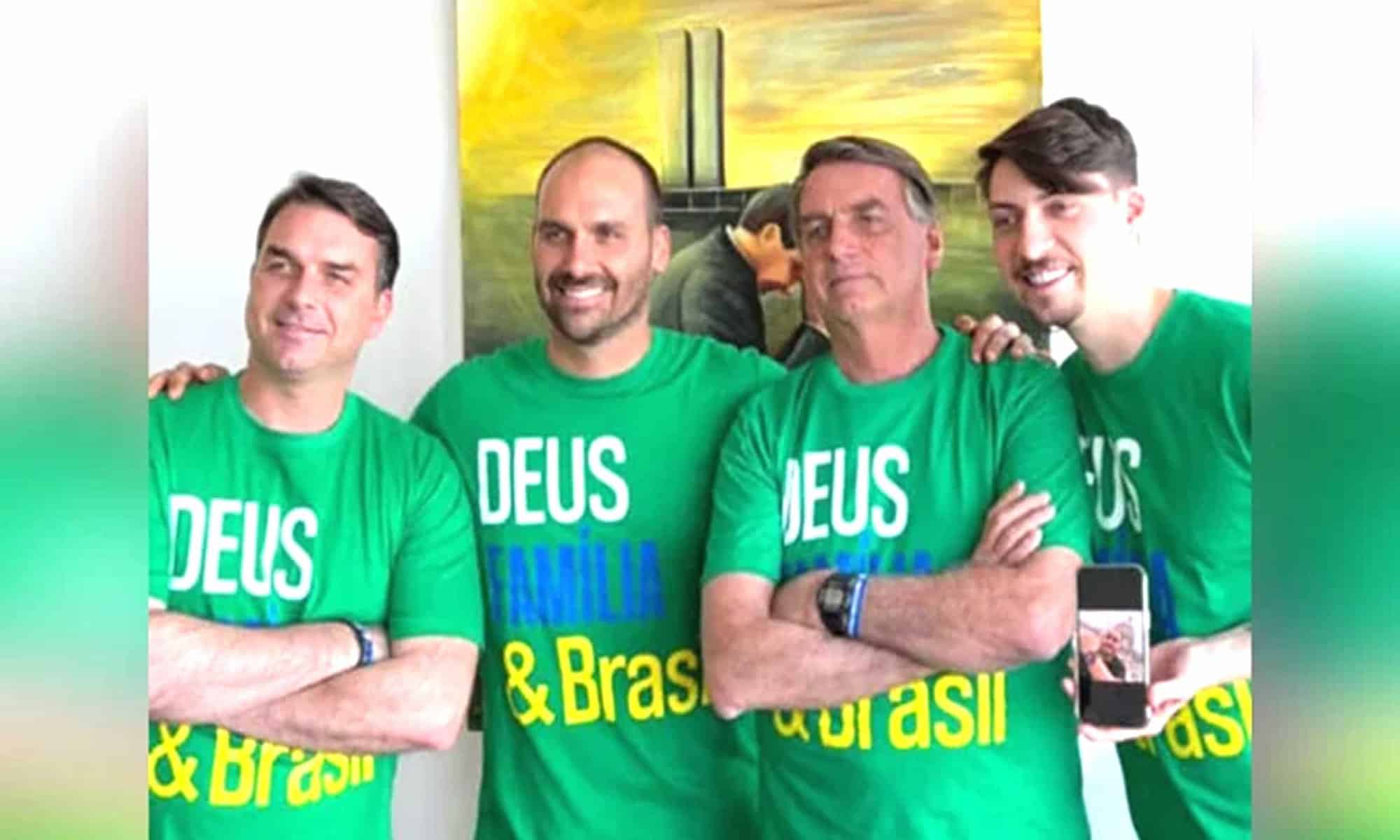Da esquerda para a direita: senador Flávio (PL-RJ), deputado federal Eduardo (PL-SP), presidente Jair Bolsonaro e Jair Renan Reprodução/Redes sociais