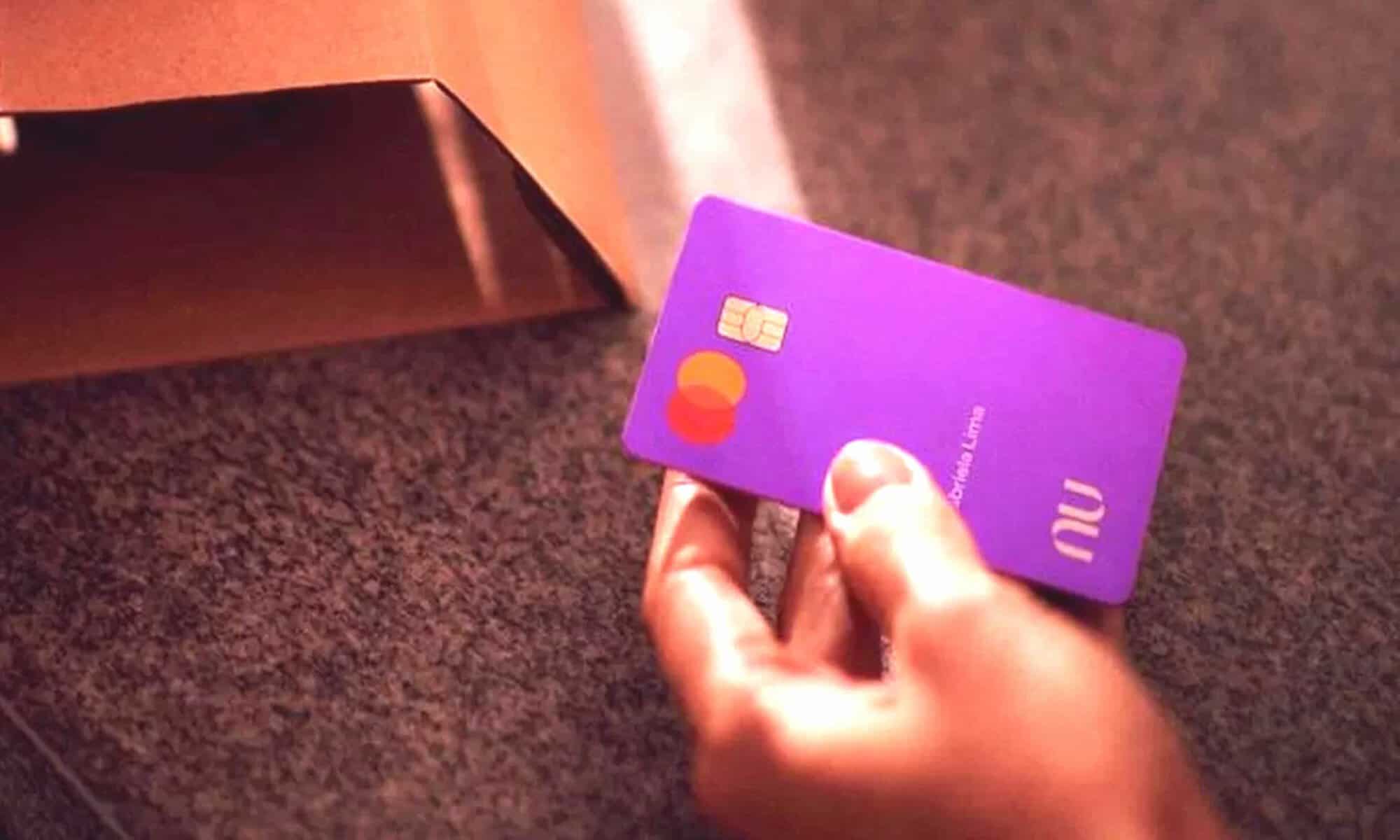 19 Após a aprovação, a mulher decidiu fazer uma tatuagem no antebraço em homenagem ao banco digital. Foto: ilustração