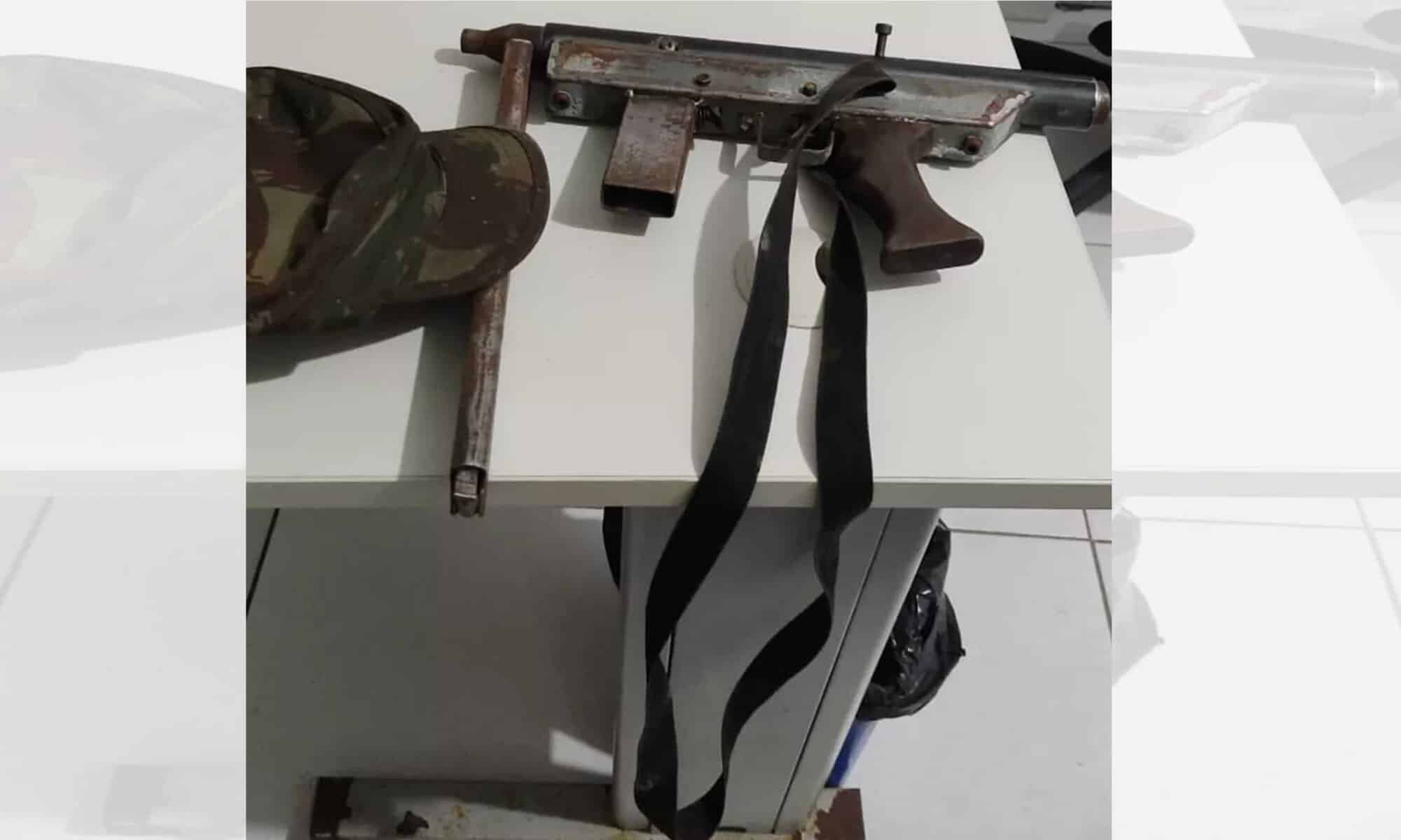 20 Submetralhadora e um carregador de calibre 9mm foram apreendidos — Foto: Divulgação SSP