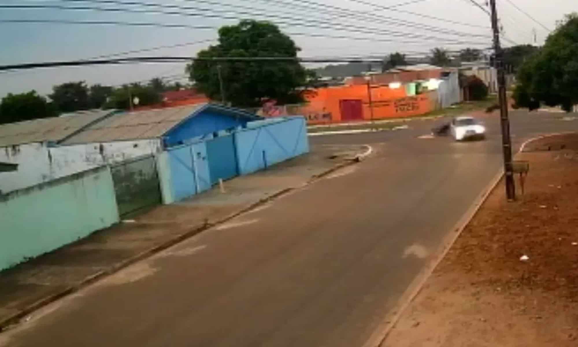 20 Motociclista colide contra carro em Vilhena, RO — Foto: Reprodução