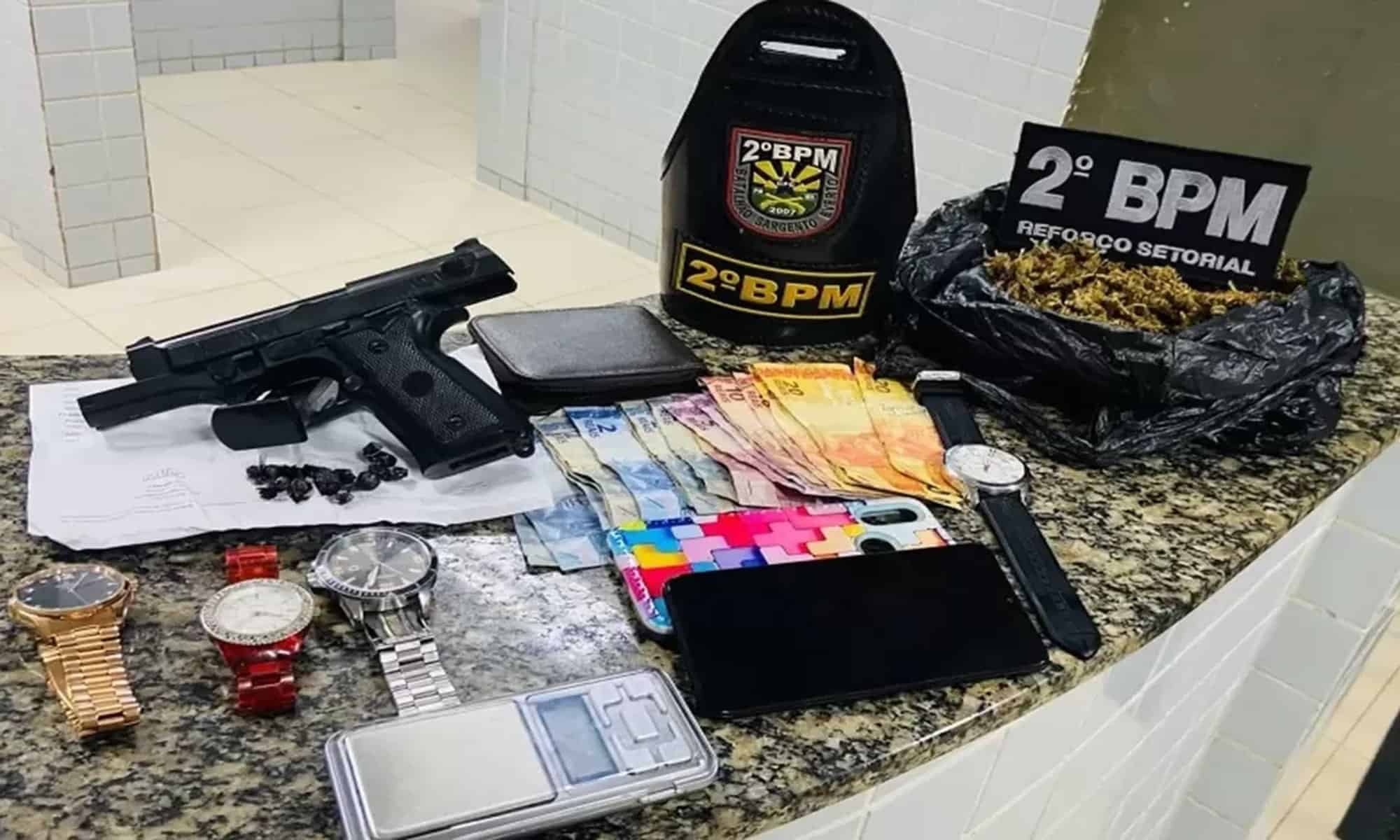 22 Os materiais encontrados foram apreendidos, e todos os suspeitos foram conduzidos ao 5º Distrito Policial para as devidas providências. — Foto: Divulgação/PMRR
