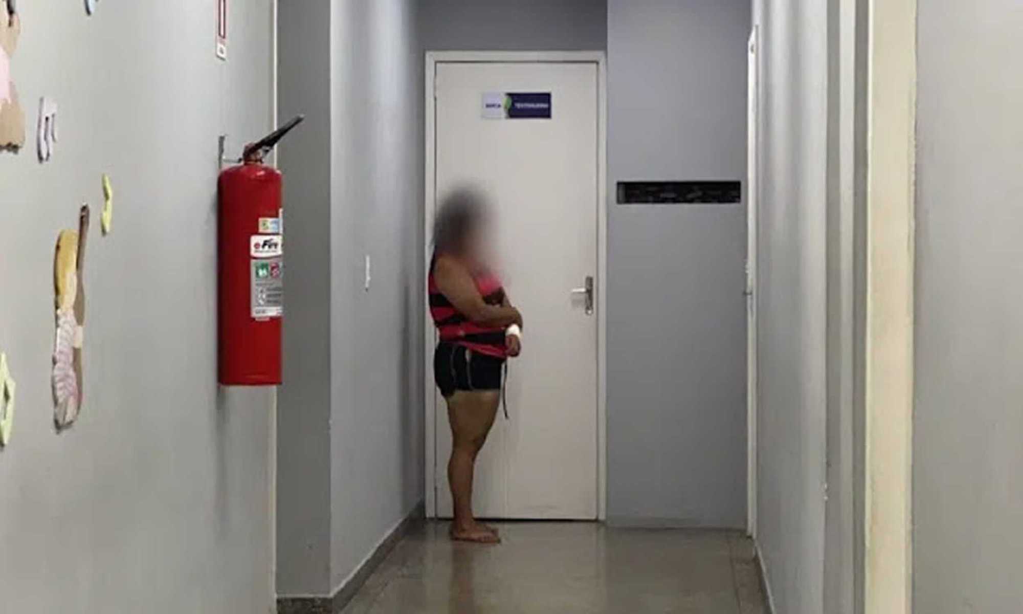 22 A mulher foi detida e encaminhada para a Delegacia Especializada em Proteção a Criança e ao Adolescente (Depca). Foto: reprodução