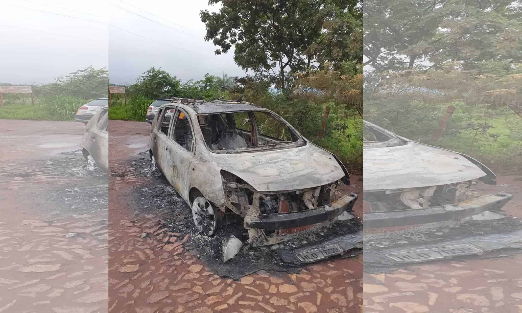 Carro dos policiais foi totalmente queimado — Foto: Aluisio Marques/TV Globo