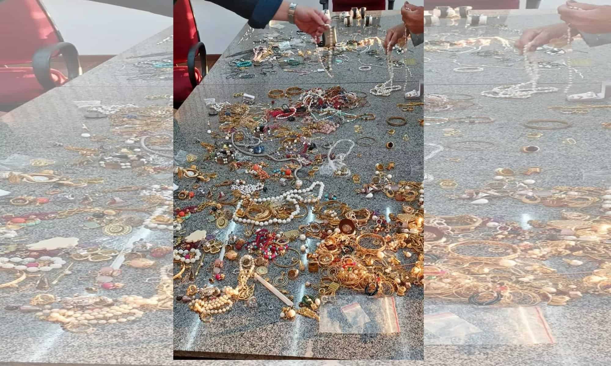 Joias recuperadas foram entregues à vítima — Foto: Polícia Civil /Divulgação