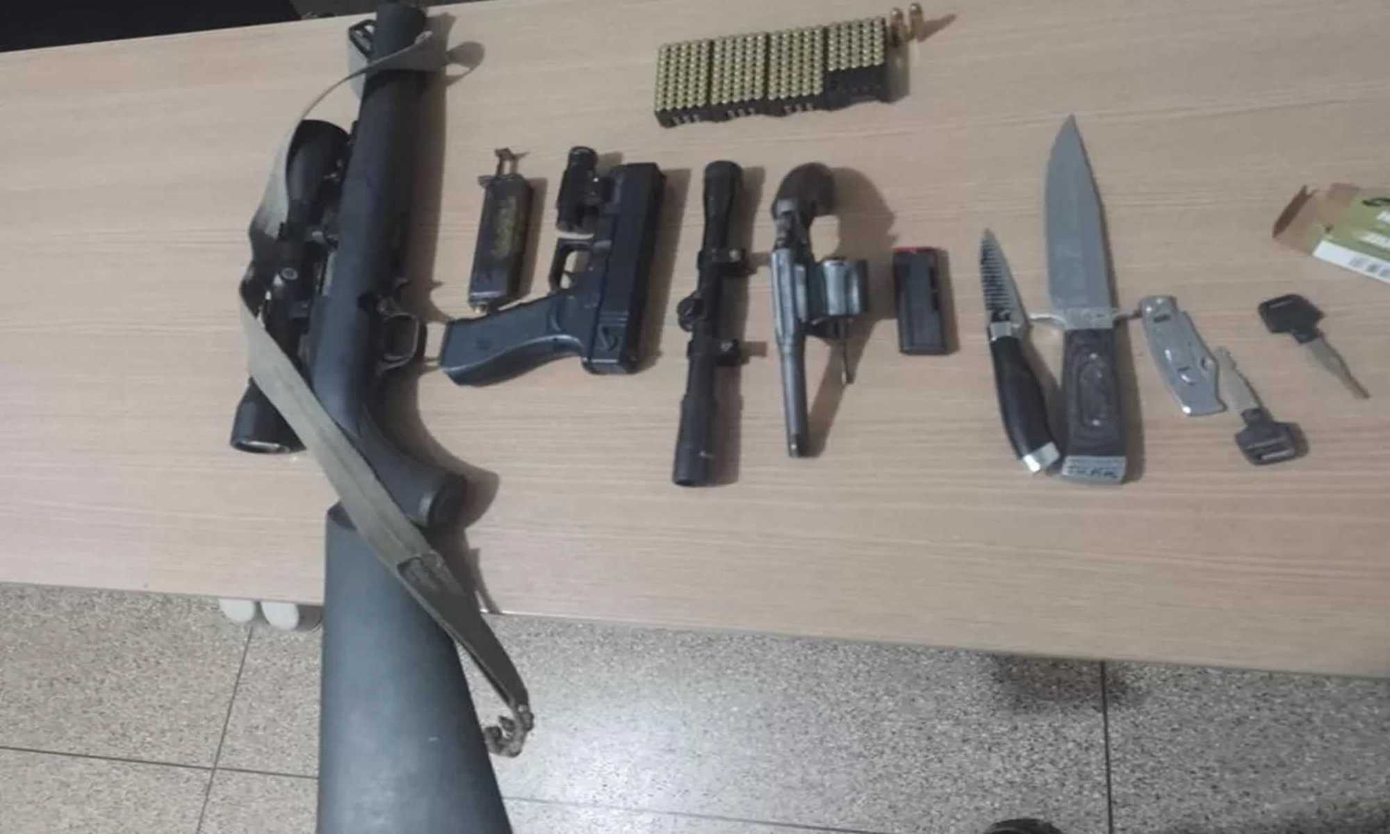 30 Irmãos assaltantes tinham várias armas e já estavam invadindo segunda propriedade quando foram presos — Foto: BPFron/Reprodução