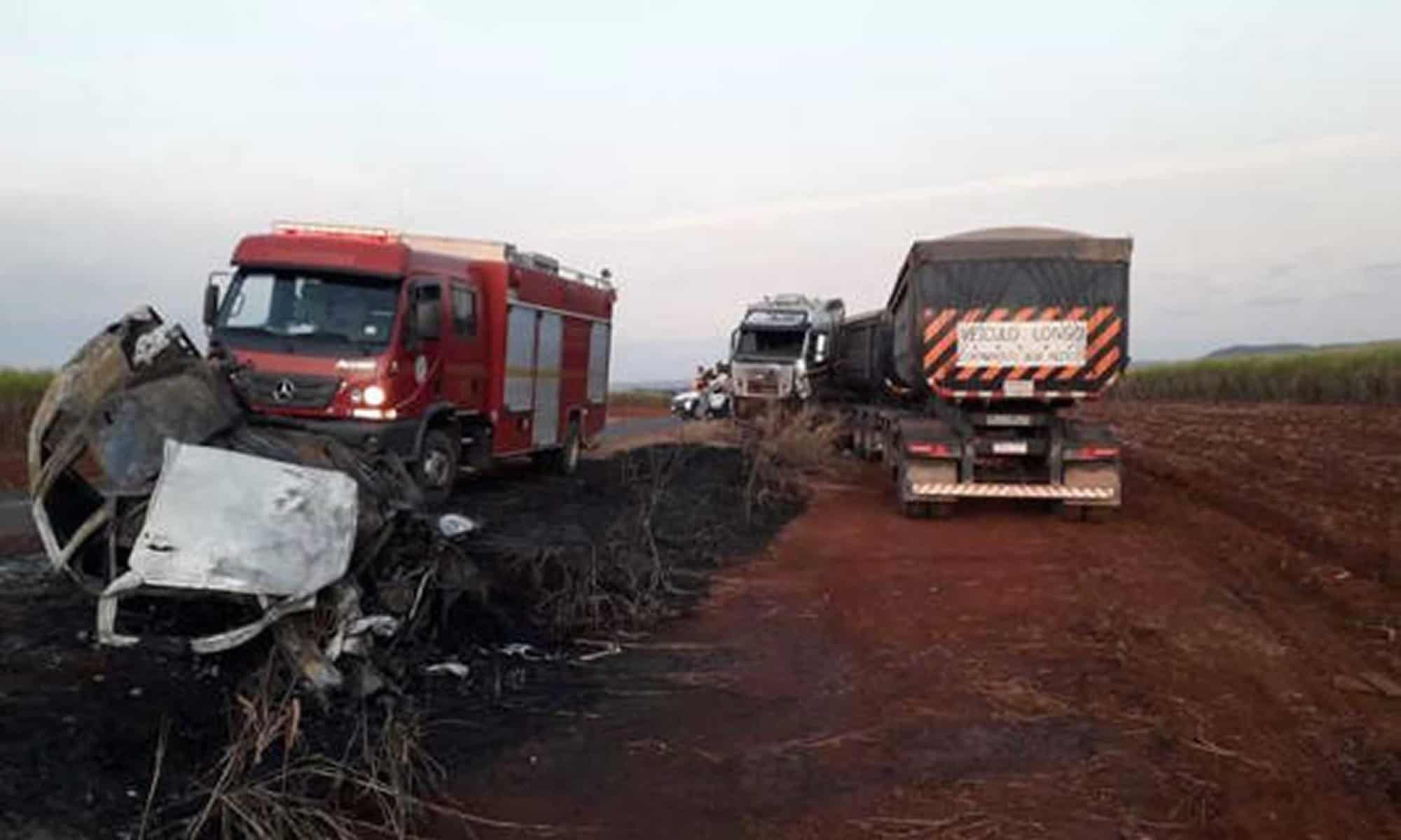 38 O veículo de passeio ficou irreconhecível após colisão e incêndio. Foto: Corpo de Bombeiros