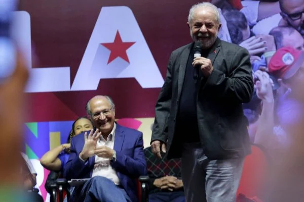 O-ex-presidente-Luiz-Inácio-Lula-da-Silva-PT-e-o-ex-governador-de-São-Paulo-Geraldo-Alckmin-PSB-se-encontram-com-representantes-de-movimentos-populares-3-600x400