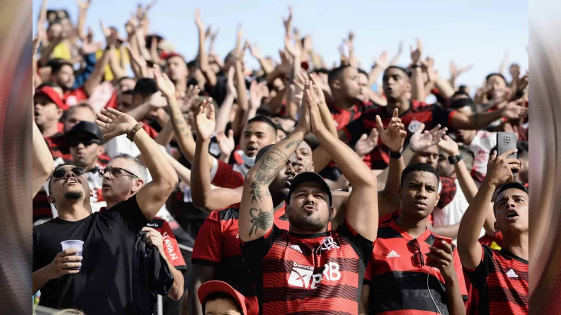Picsart_22-08-01_18-58-26-767 Torcida do Flamengo contra o Corinthians no último jogo em Itaquera — Foto: Marcos Ribolli / ge