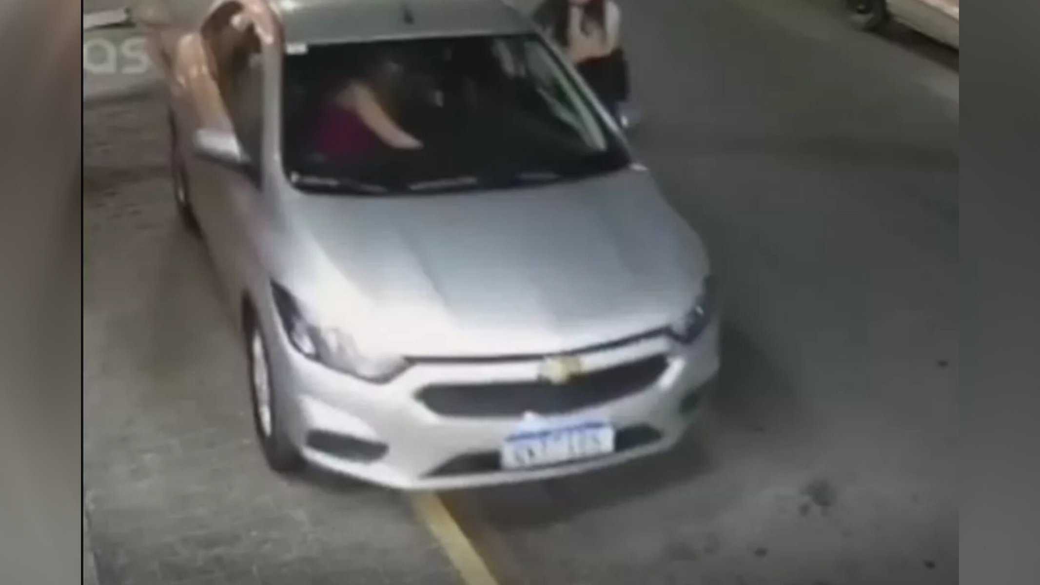 Picsart_22-08-01_19-14-47-641 Carro perdeu o controle da direção por falta de acionamento do freio de mão — Foto: Redes Sociais/Divulgação