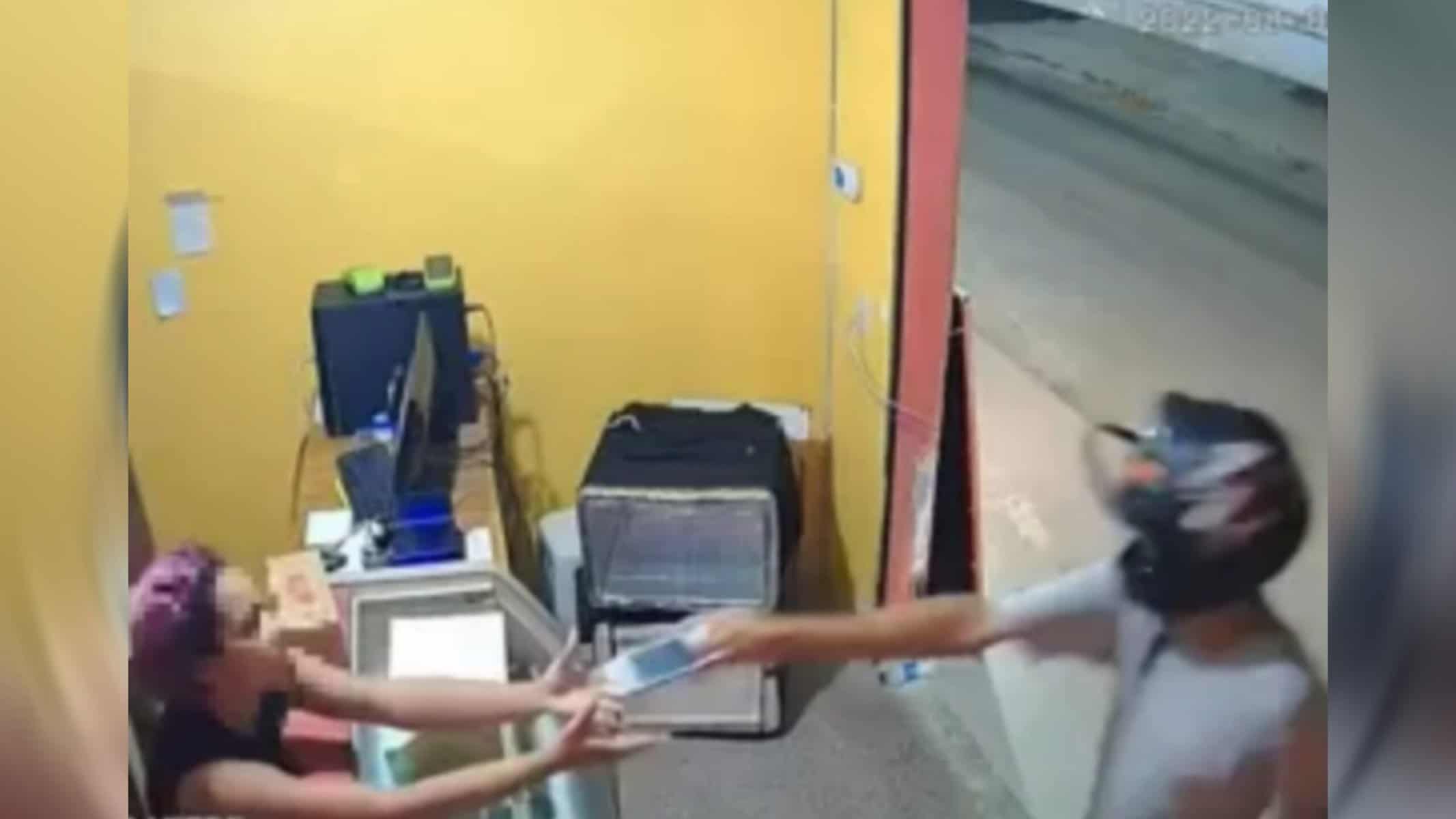 Assaltante devolveu celular à vítima após ela informar que ainda estava pagando telefone
Imagem: Câmeras de Segurança/Reprodução