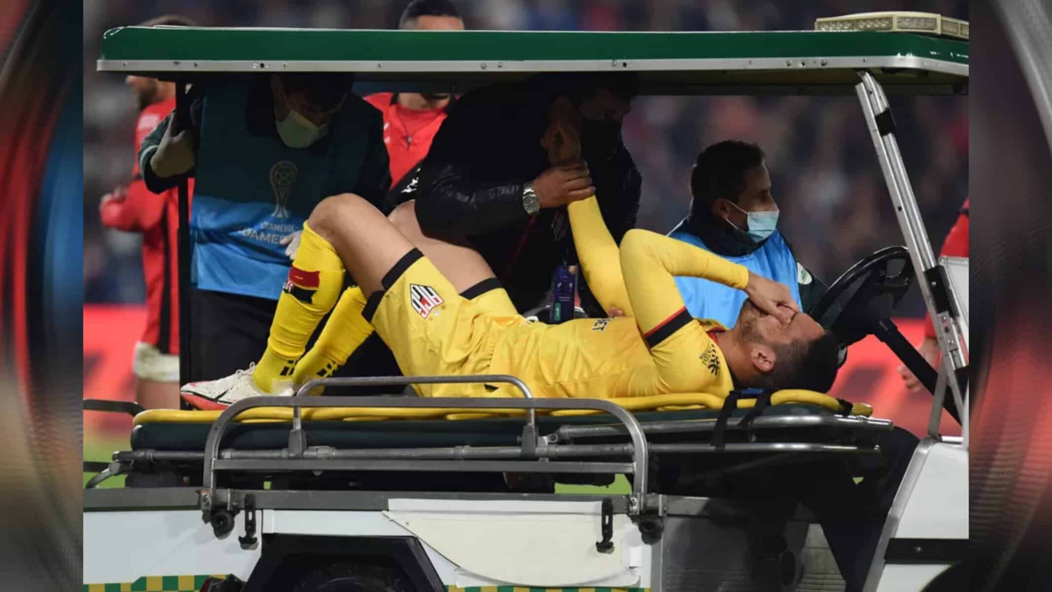 Ronaldo, goleiro do Atlético-GO, deixa jogo com Nacional lesionado — Foto: Dante Fernández/AFPNesta quinta-feira (4), o médico do