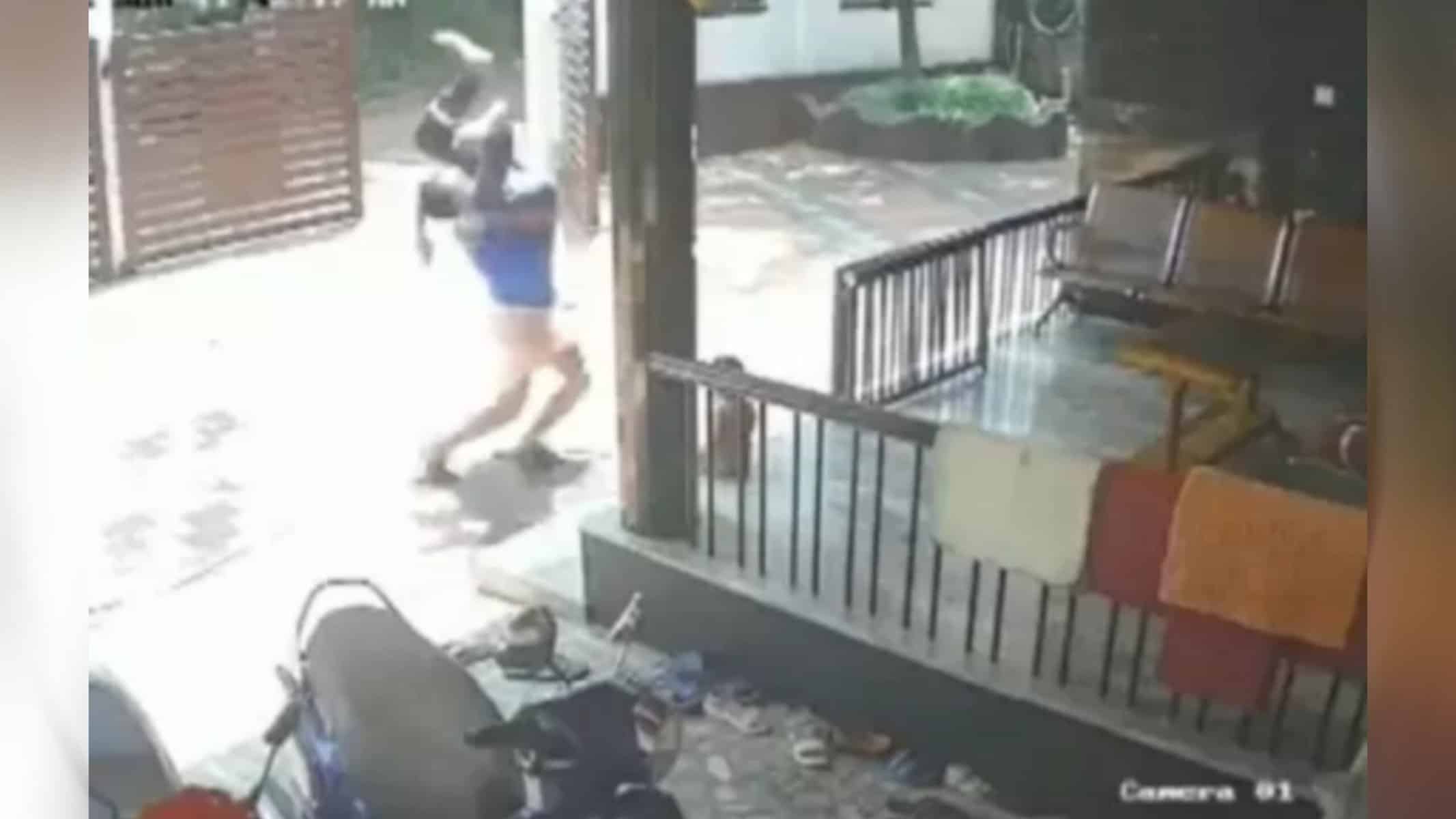 Picsart_22-08-08_17-07-29-785 Homem é visto pegando seu irmão mais novo que caiu do terraço
Imagem: Reprodução/Twitter