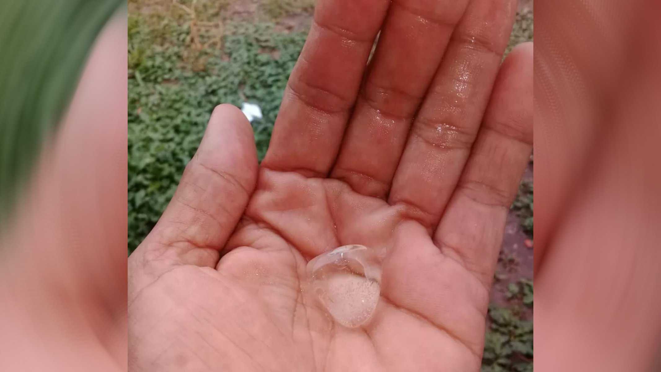 Picsart_22-08-08_17-37-19-905 Caiu gelo no interior do Acre durante chuva nesta segunda-feira (8) — Foto: Nilda/Arquivo pessoal