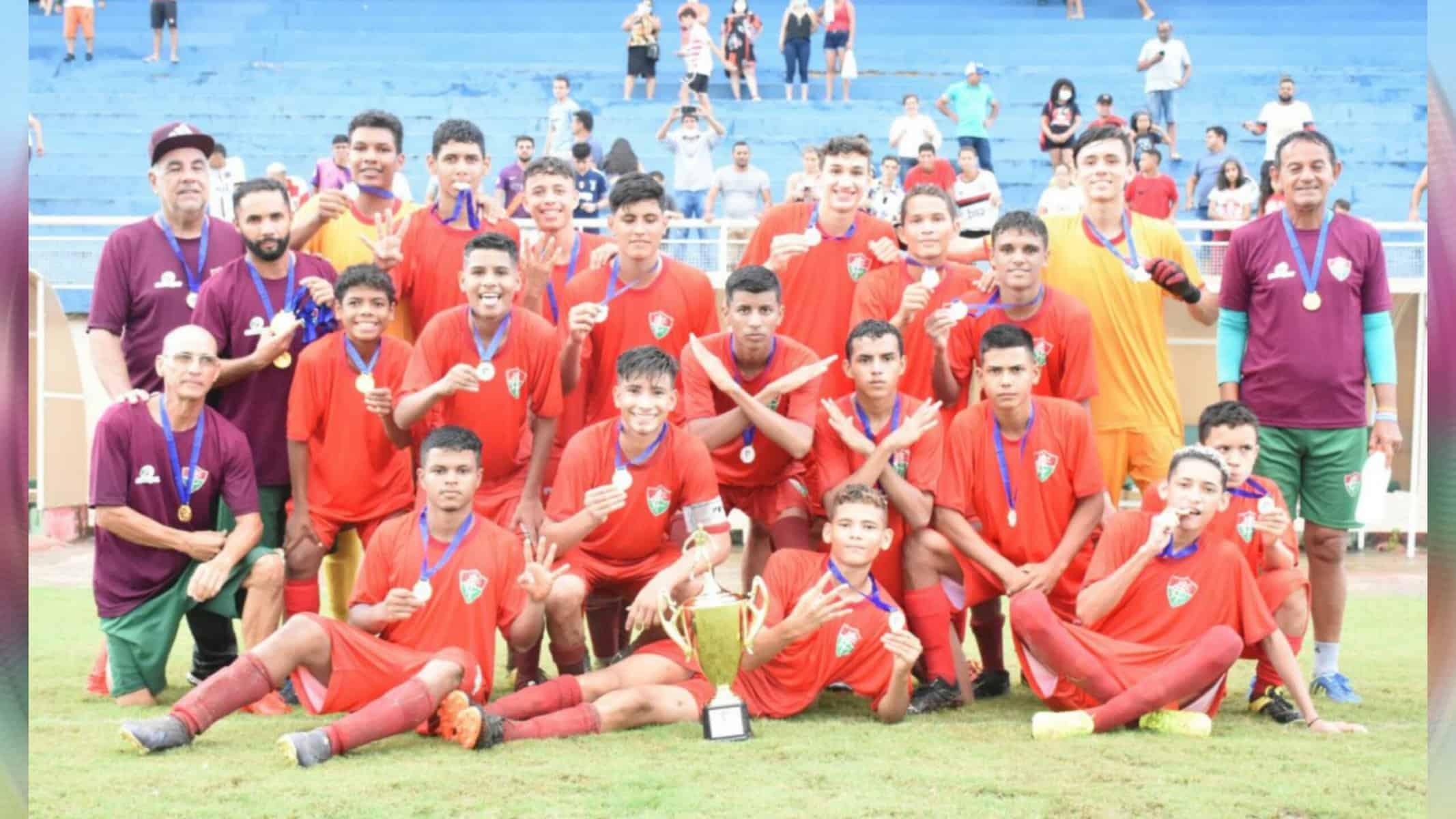 Picsart_22-08-10_19-12-06-781 Em 2015, jogadores do Independência comemoram o título no gramado do estádio Florestão. Foto/Manoel Façanha