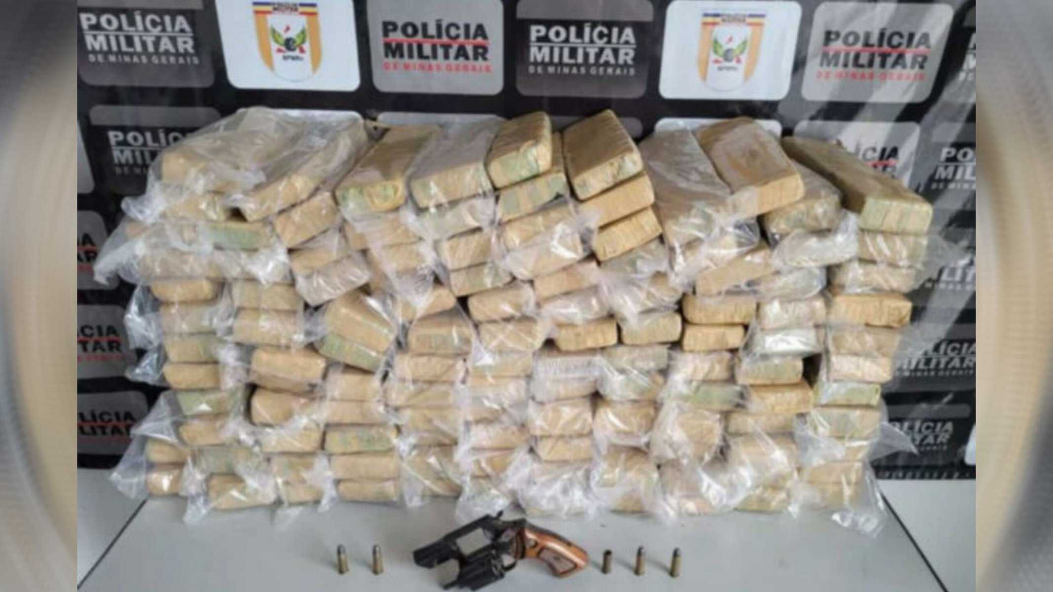 Picsart_22-08-11_18-30-21-988 Homem capotou carro com 100 kg de maconha - Foto: Divulgação/PMMG