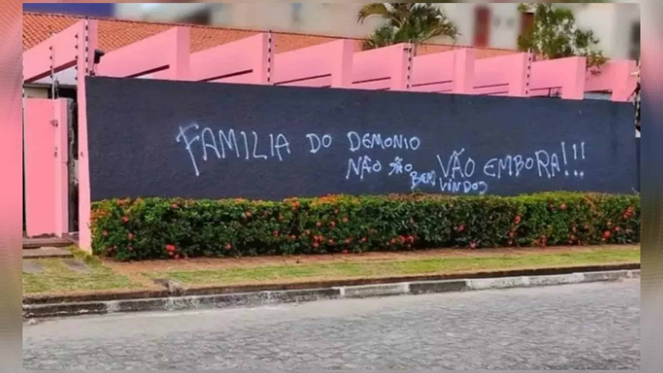 Picsart_22-08-16_16-03-12-374 Família do demônio': brasileiro casado com 8 mulheres tem mansão pixada. (Foto: Reprodução/Instagram)