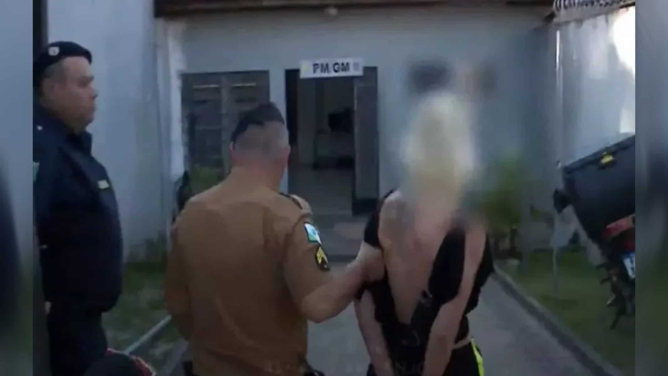 Picsart_22-08-16_21-27-50-967 Mulher rouba produtos de mercado e agride atendente em Curitiba. (Reprodução/RICTv)