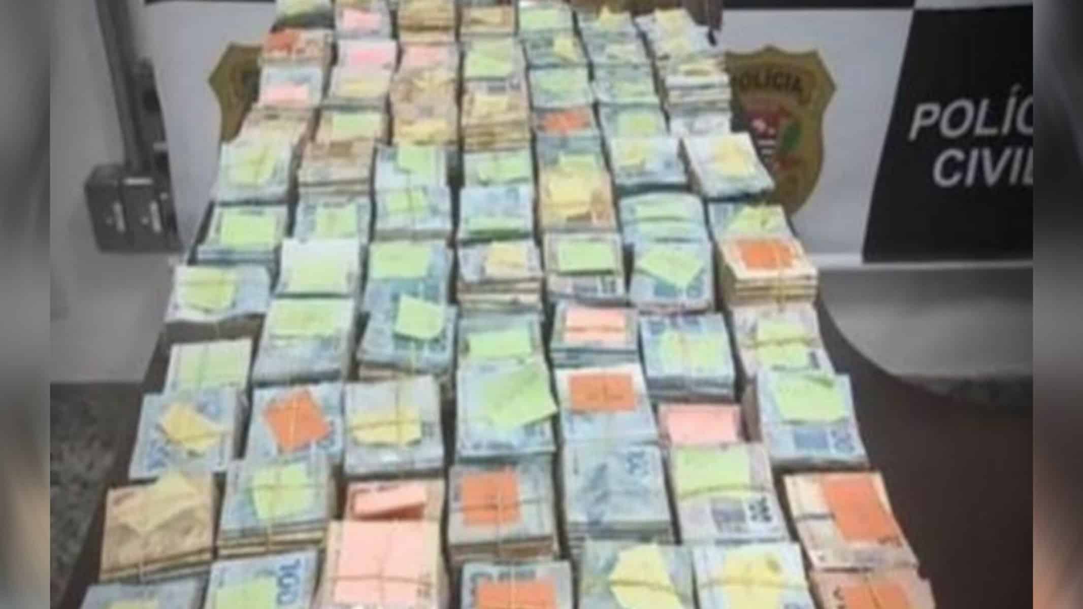 Picsart_22-08-19_15-24-58-569 De acordo com a polícia, nenhuma cédula era falsa; o total de R$ 930 mil foi apreendido
REPRODUÇÃO/RECORD TV -