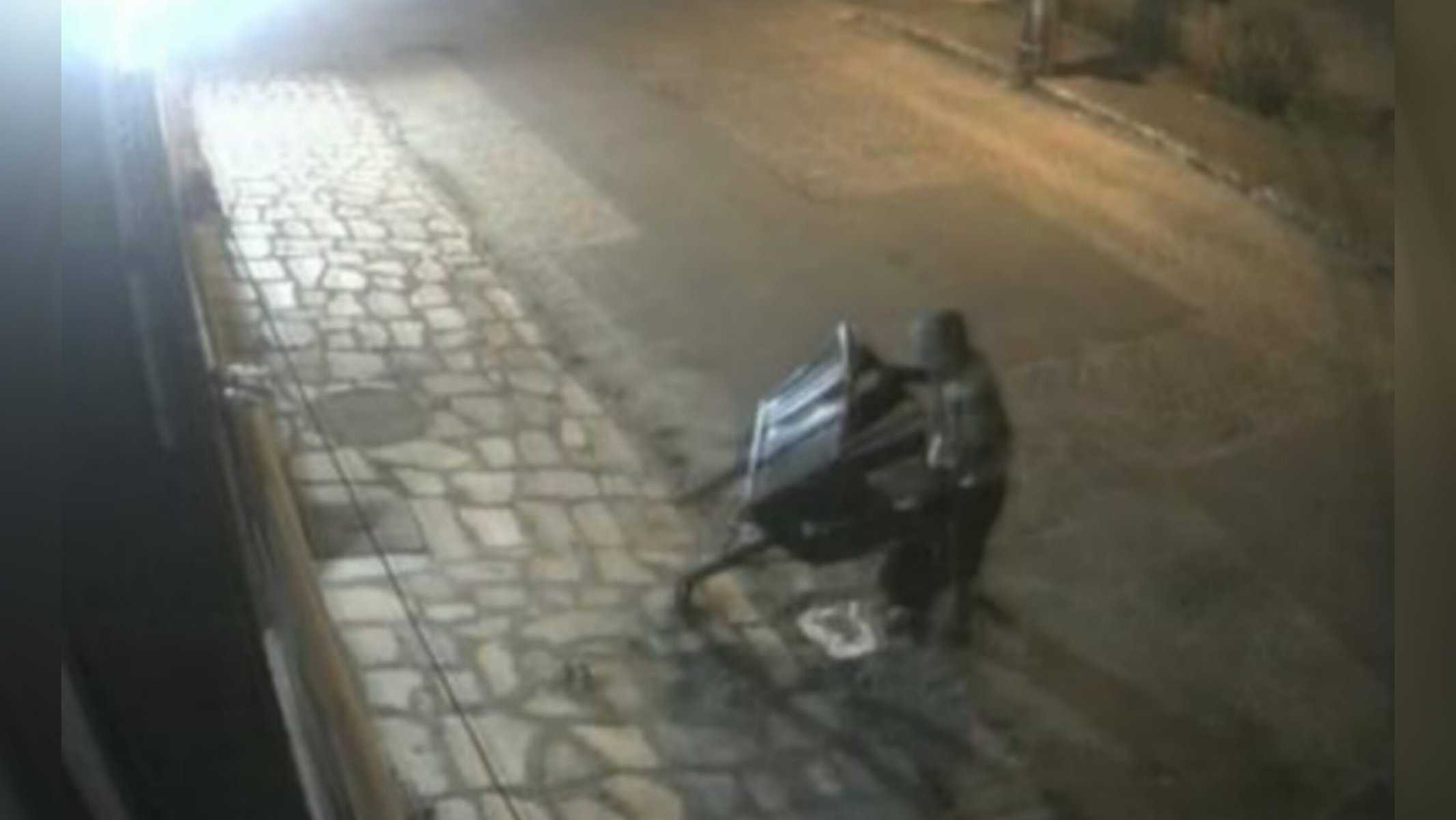 Homem consegue arrancar lixeira do chão em aproximadamente um minuto (Foto: Reprodução)