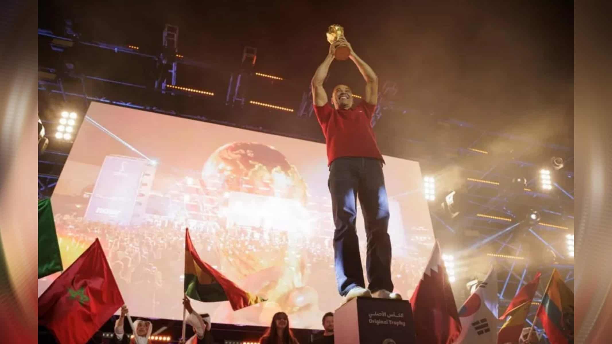 Picsart_22-08-22_20-30-06-790 Cafu sobe na estante para erguer a taça da Copa do Mundo: capitão acredita no hexa — Foto: Divulgação