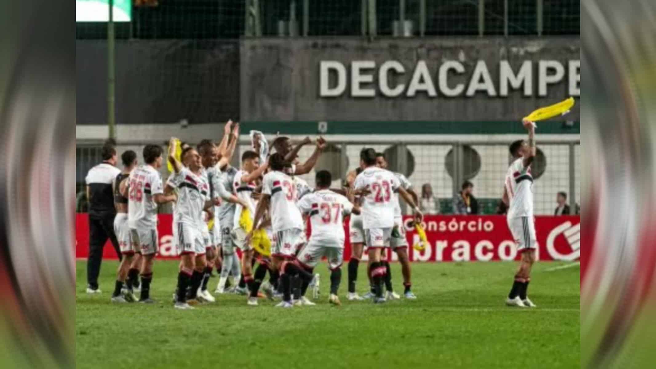 Picsart_22-08-24_17-33-46-936 Jogadores do São Paulo comemoram classificação às semis da Copa do Brasil contra o América-MG
Imagem: Alessandra Torres/AGIF