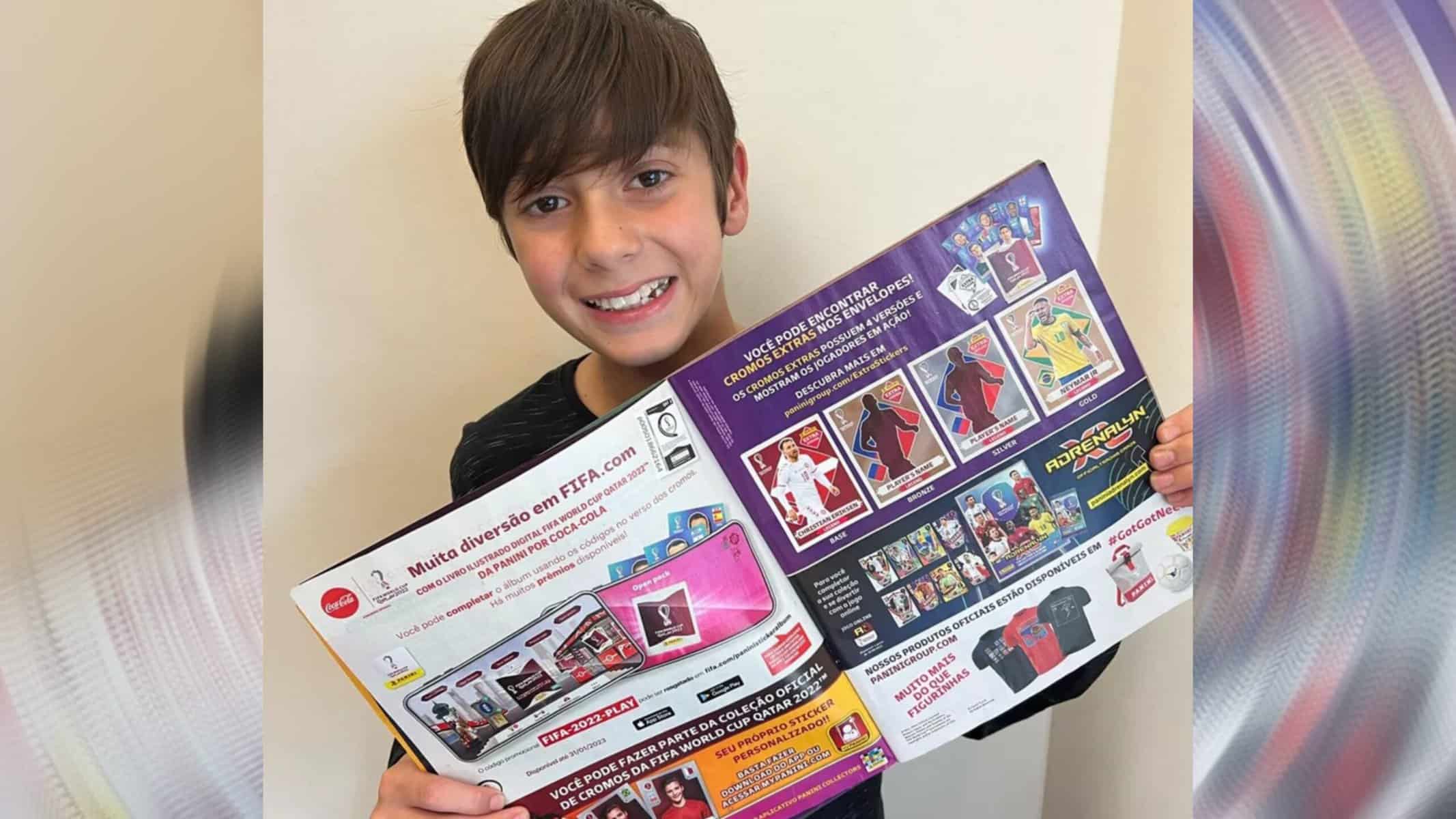 Miguel Santos Paolinelli de Castro (10) encontra a figurinha do jogador Neymar — Foto: Vivian Santos/Arquivo Pessoal