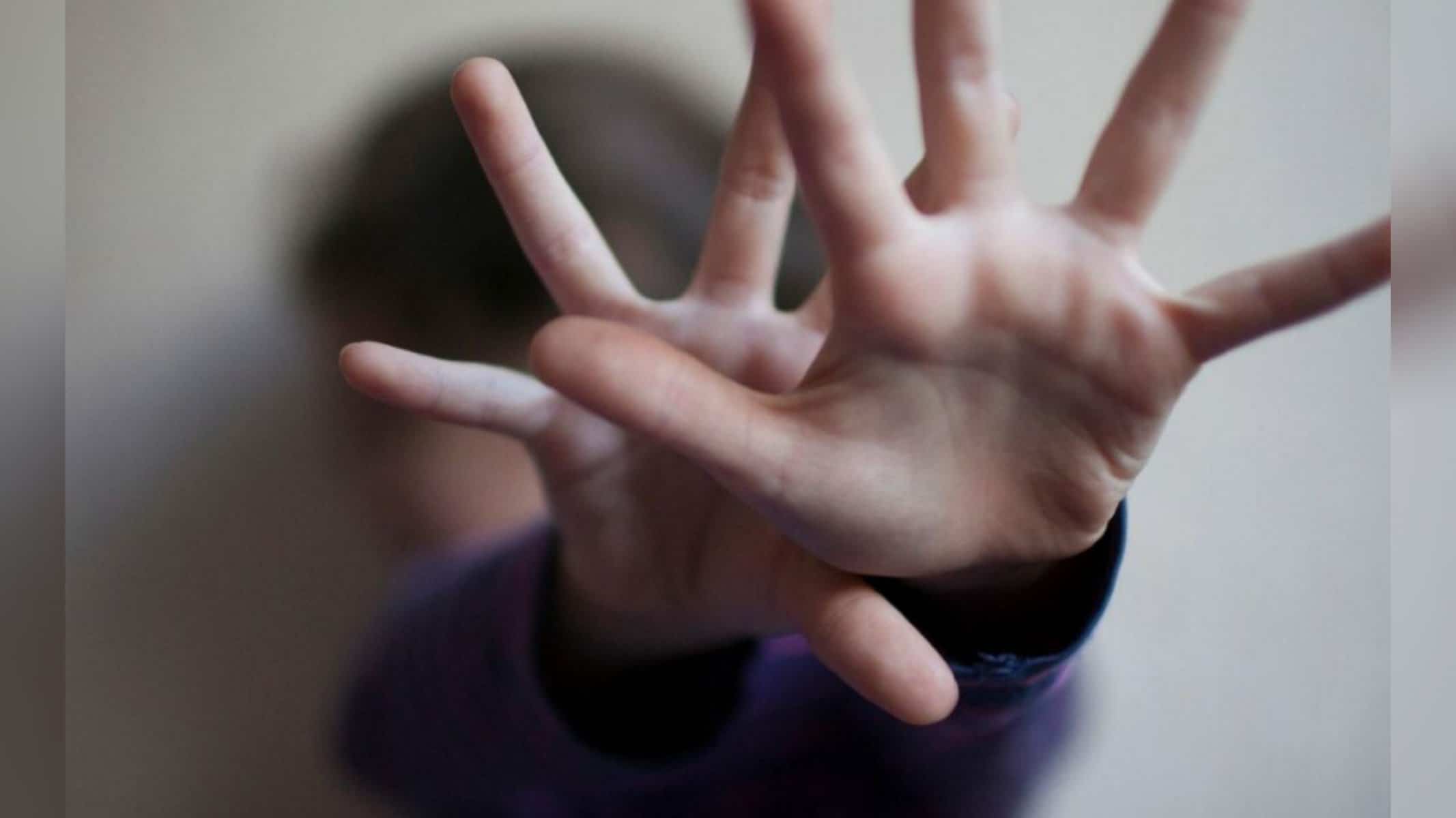 Picsart_22-08-24_17-55-13-295 O homem teria violentado a criança utilizando somente seus dedos (Foto: Reprodução / Getty Images)