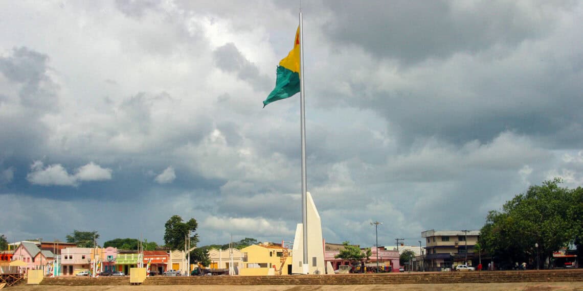 No calçadão da gameleira, impera o imponente mastro com a bandeira exuberante de um povo que um dia lutou para ser brasileiro.