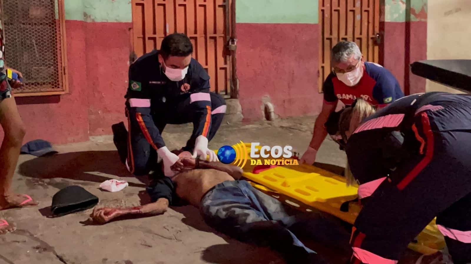 Morador de rua sendo atendido pelo Samu. Foto: Ecos da Notícia